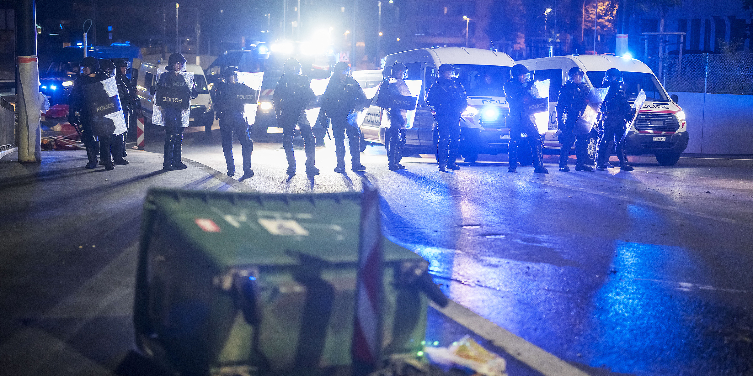 Polizisten in Kampfausrüstung nehmen am 25. August 2025 auf einer Straße in Lausanne ihre Position ein | Quelle: Getty Images