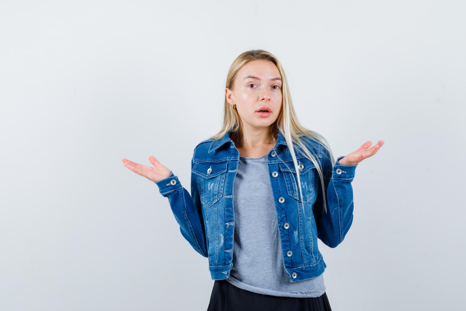Eine Frau zuckt mit den Schultern | Quelle: Freepik