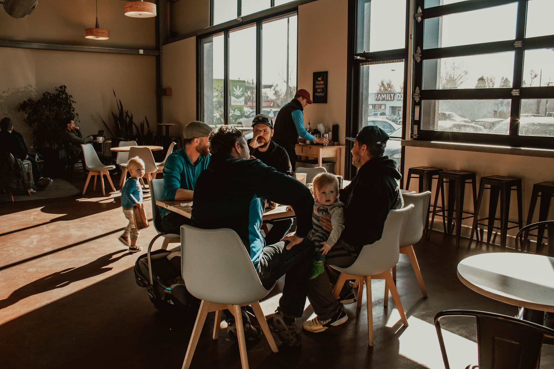 Menschen in einem Cafe | Quelle: Pexels