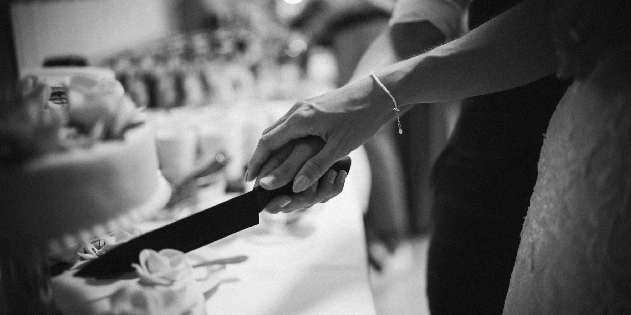 Nahaufnahme eines Paares, das seine Hochzeitstorte anschneidet | Quelle: Pexels