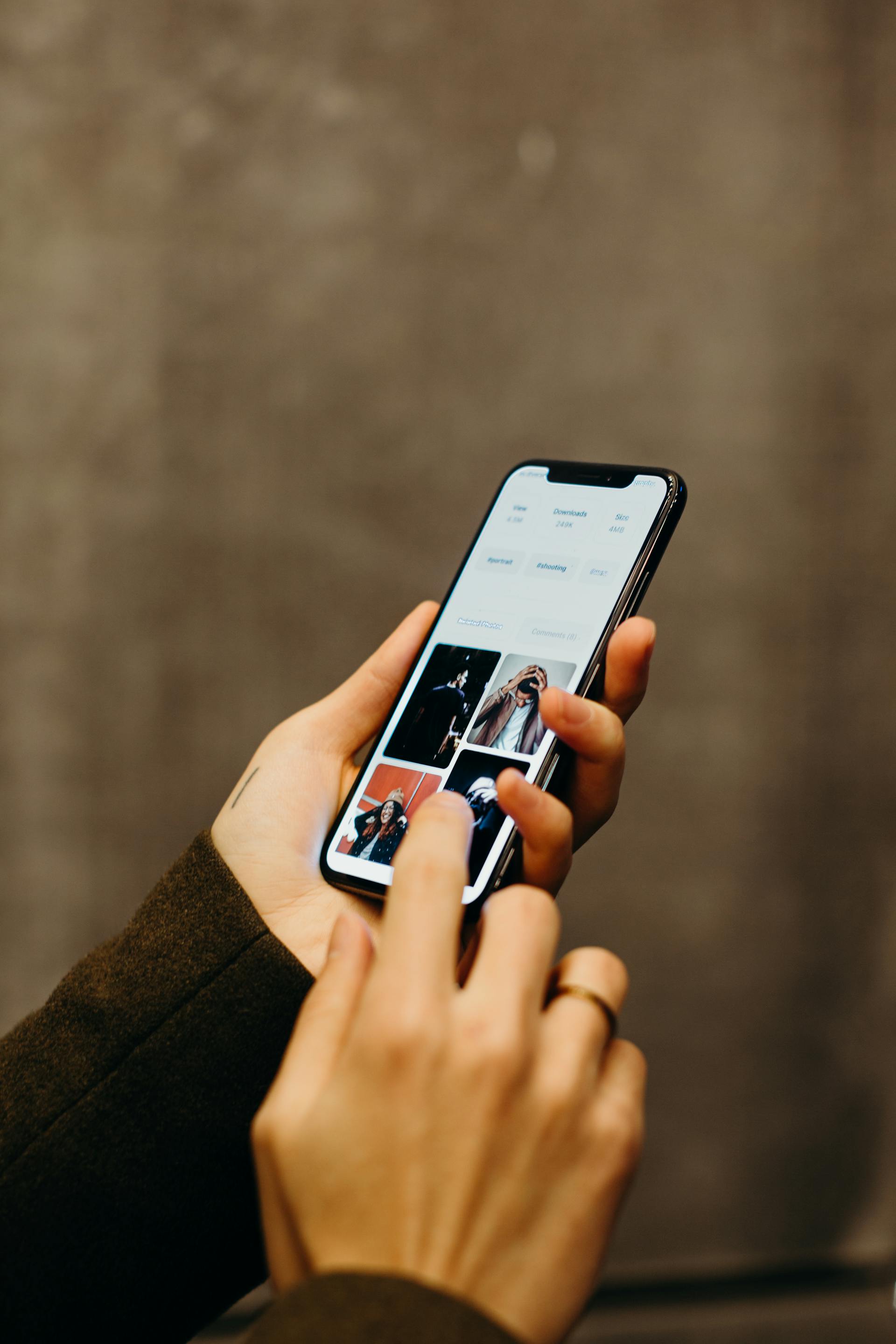 Nahaufnahme einer Frau, die ihr Telefon überprüft | Quelle: Pexels