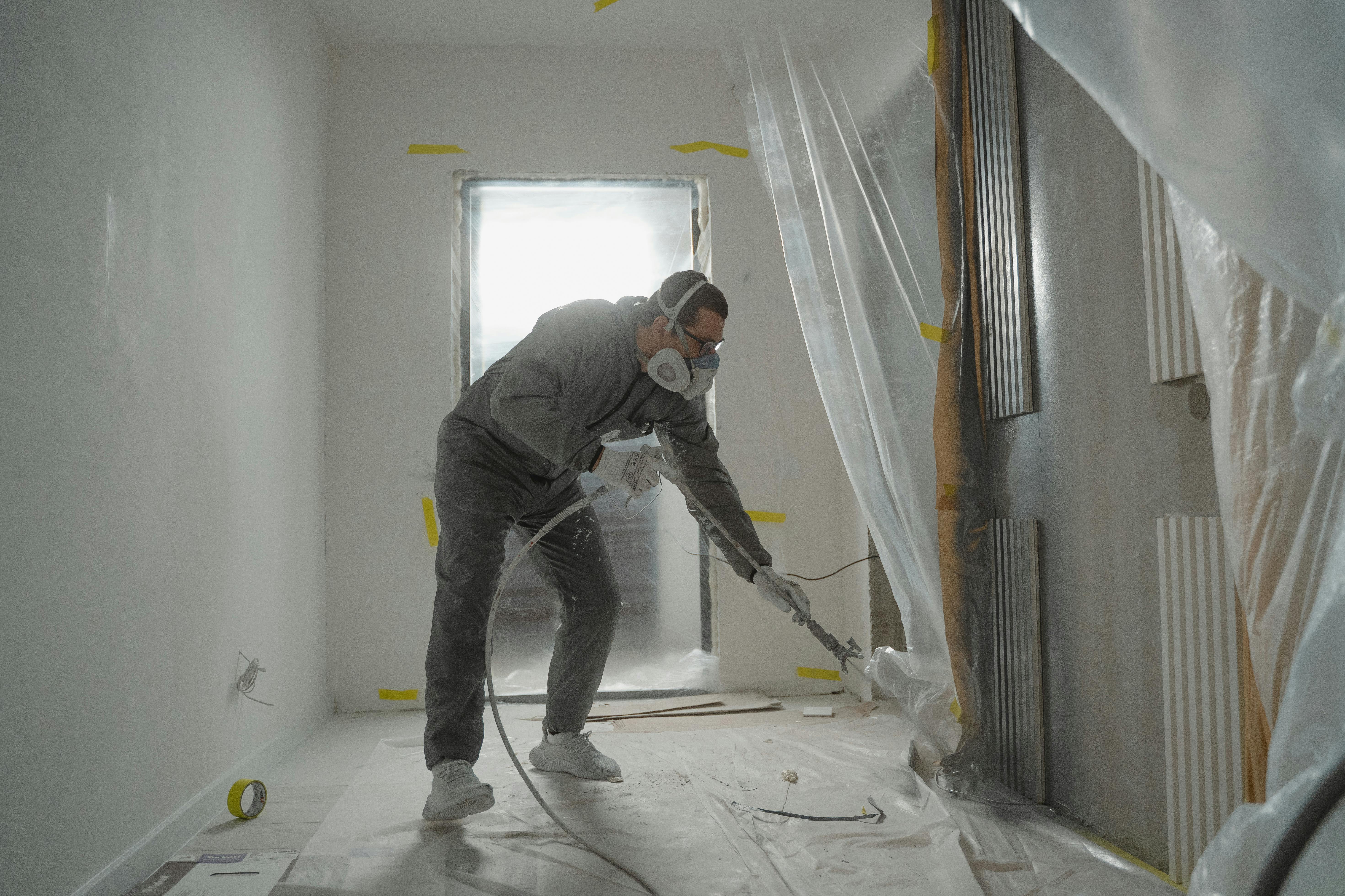 Ein Bauunternehmer renoviert ein Haus | Quelle: Pexels