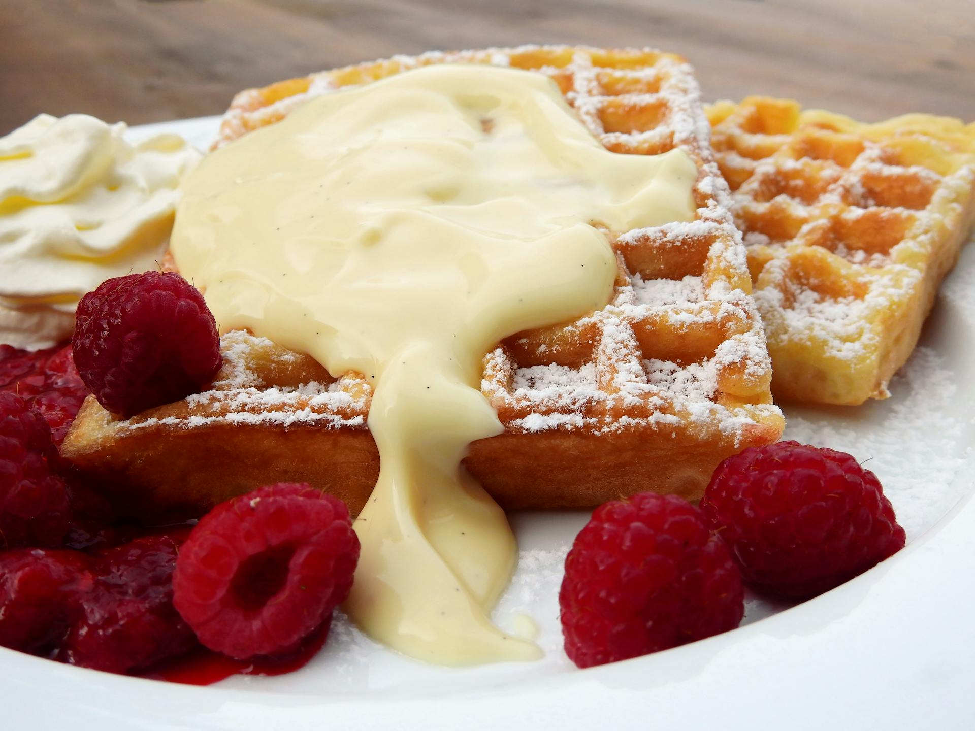 Ein Teller mit Waffeln und Himbeeren | Quelle: Pexels