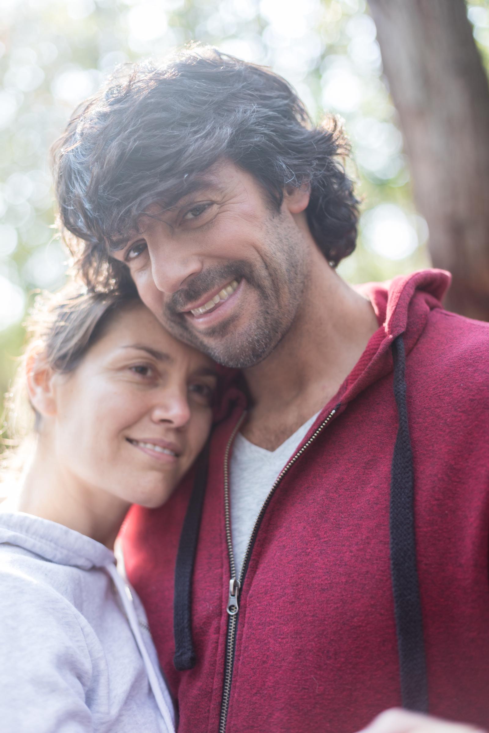 Ein glückliches Paar, das sich umarmt | Quelle: Freepik