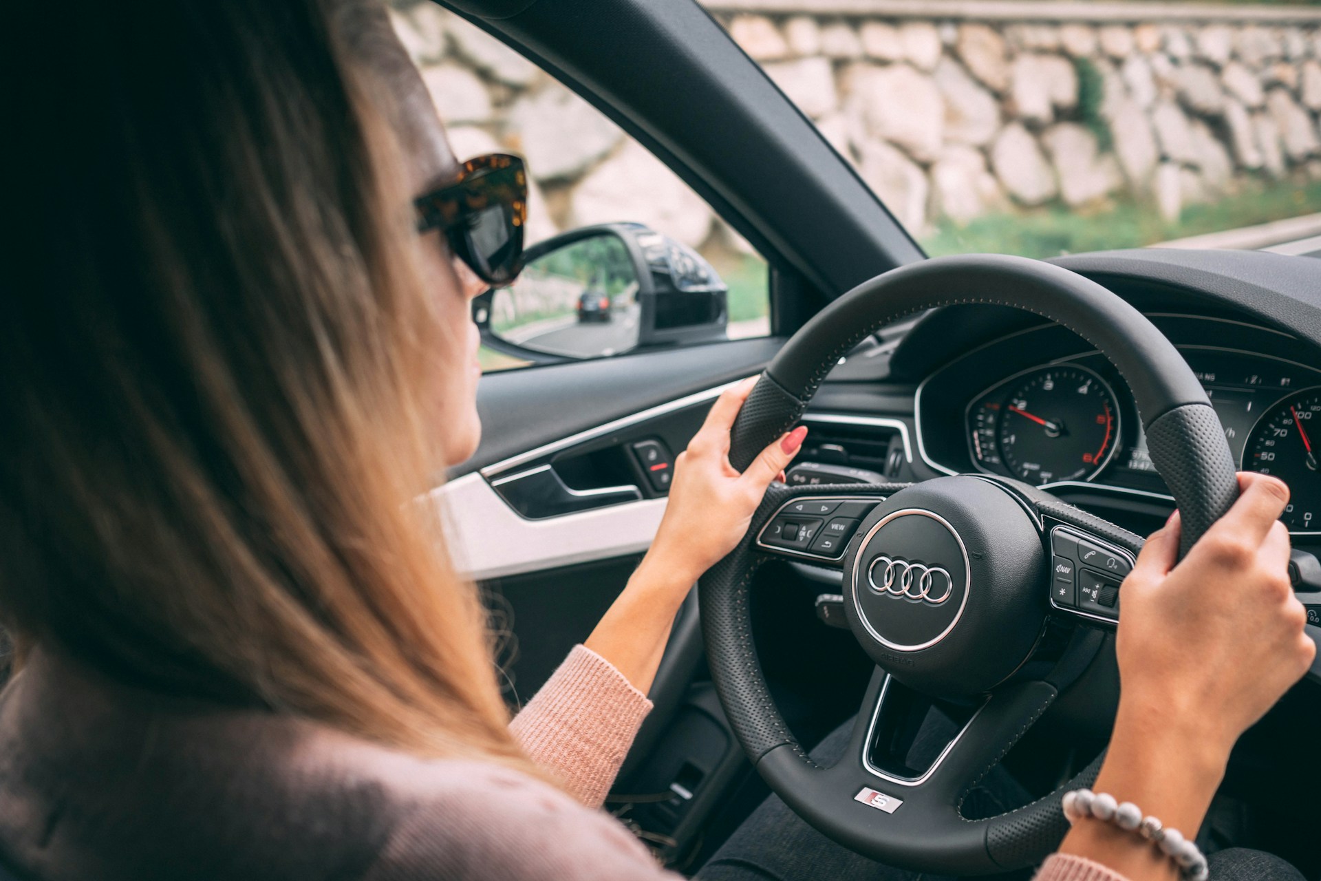 Eine Frau sitzt in ihrem Auto | Quelle: Unsplash