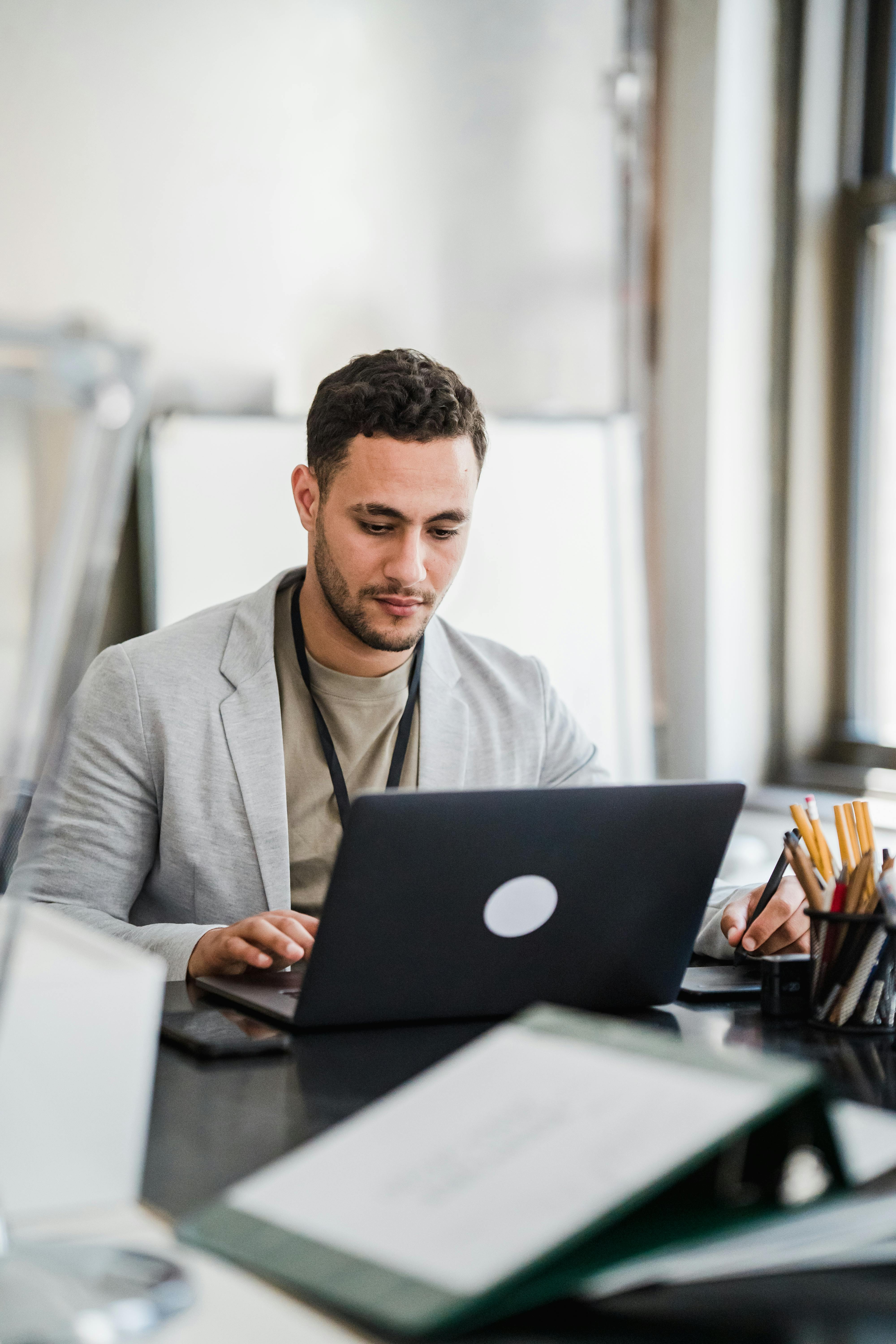 Ein Mann arbeitet an einem Laptop | Quelle: Pexels