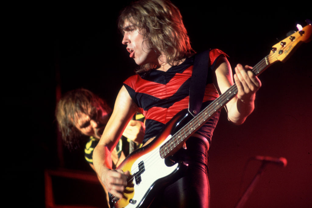 Der deutsche Rockmusiker Francis Buchholz von den Scorpions spielt Bassgitarre während seines Auftritts im Aragon Ballroom in Chicago, Illinois, am 25. Juli 1980. | Quelle: Getty Images