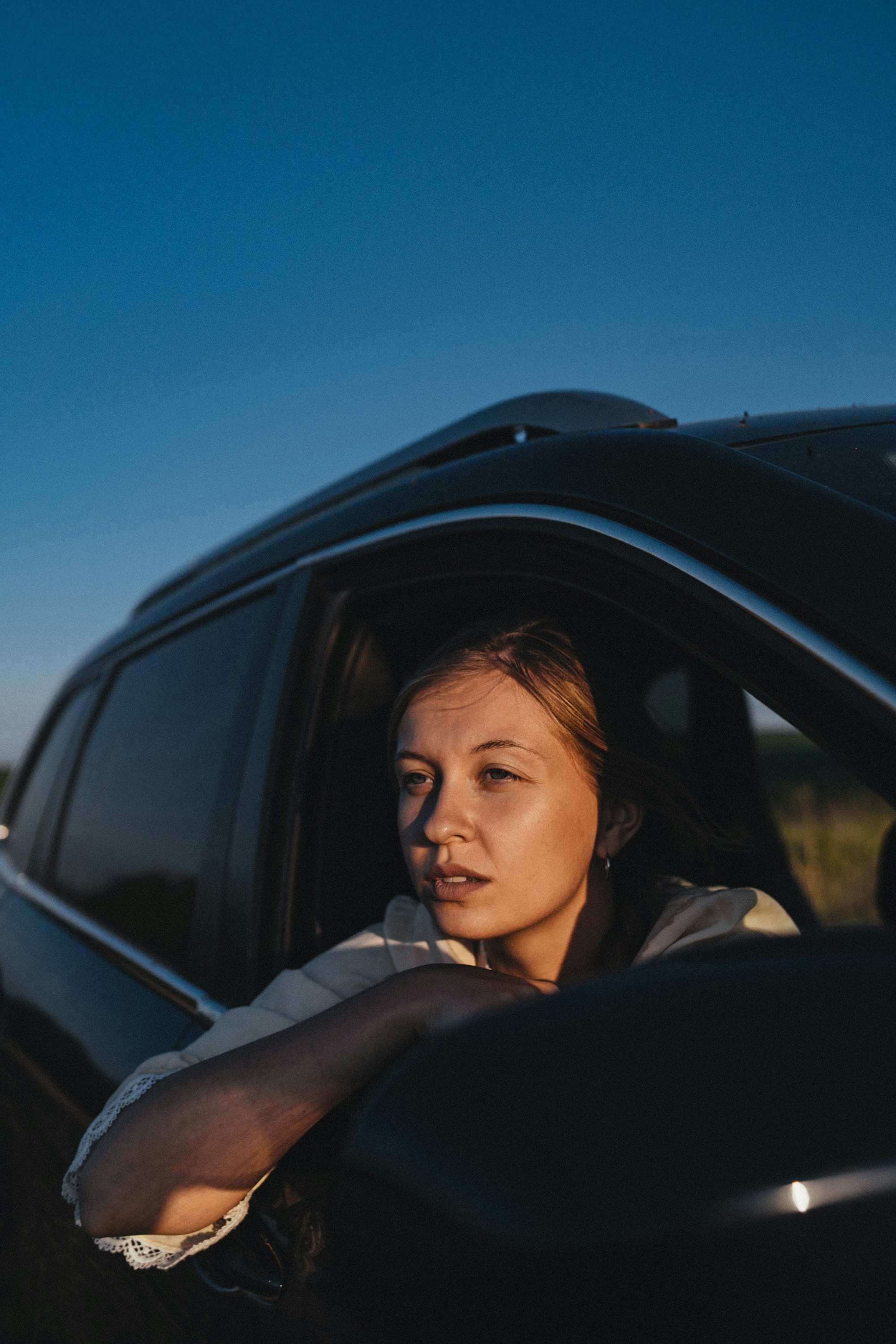 Eine Frau, die in einem Auto sitzt | Quelle: Unsplash