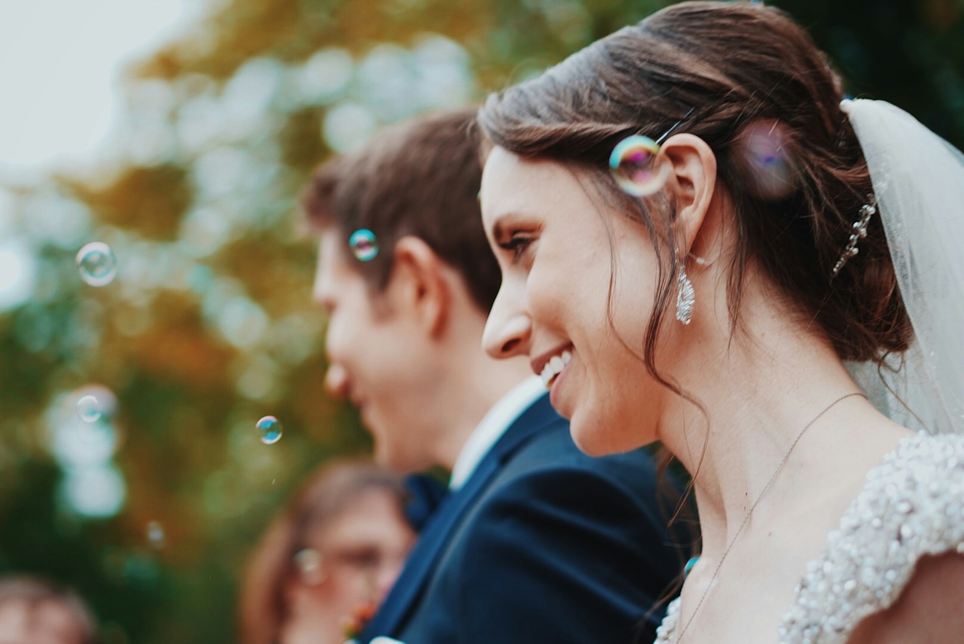 Ein Paar an seinem Hochzeitstag | Quelle: Unsplash