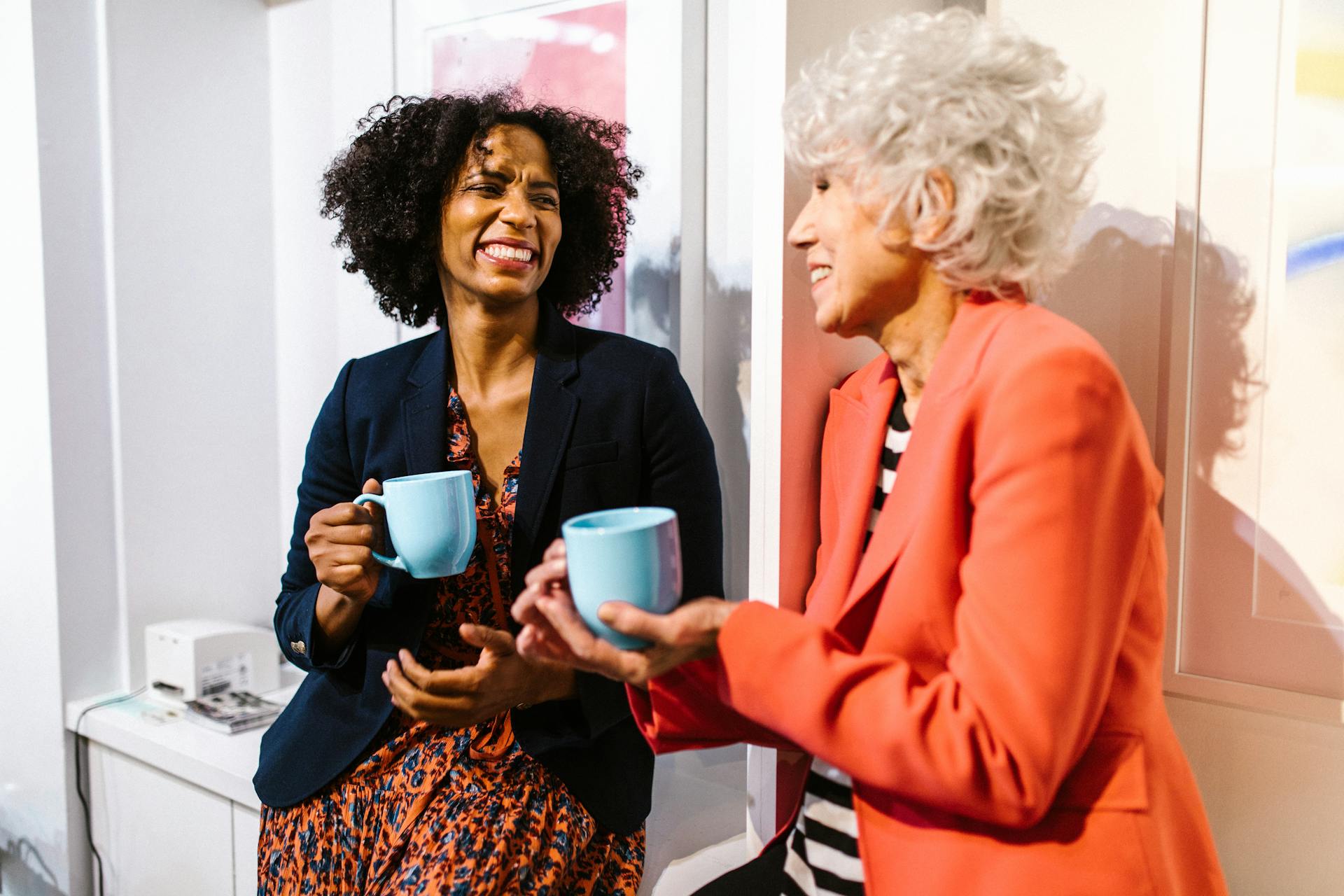 Zwei ältere Frauen beim gemeinsamen Kaffee trinken | Quelle: Pexels