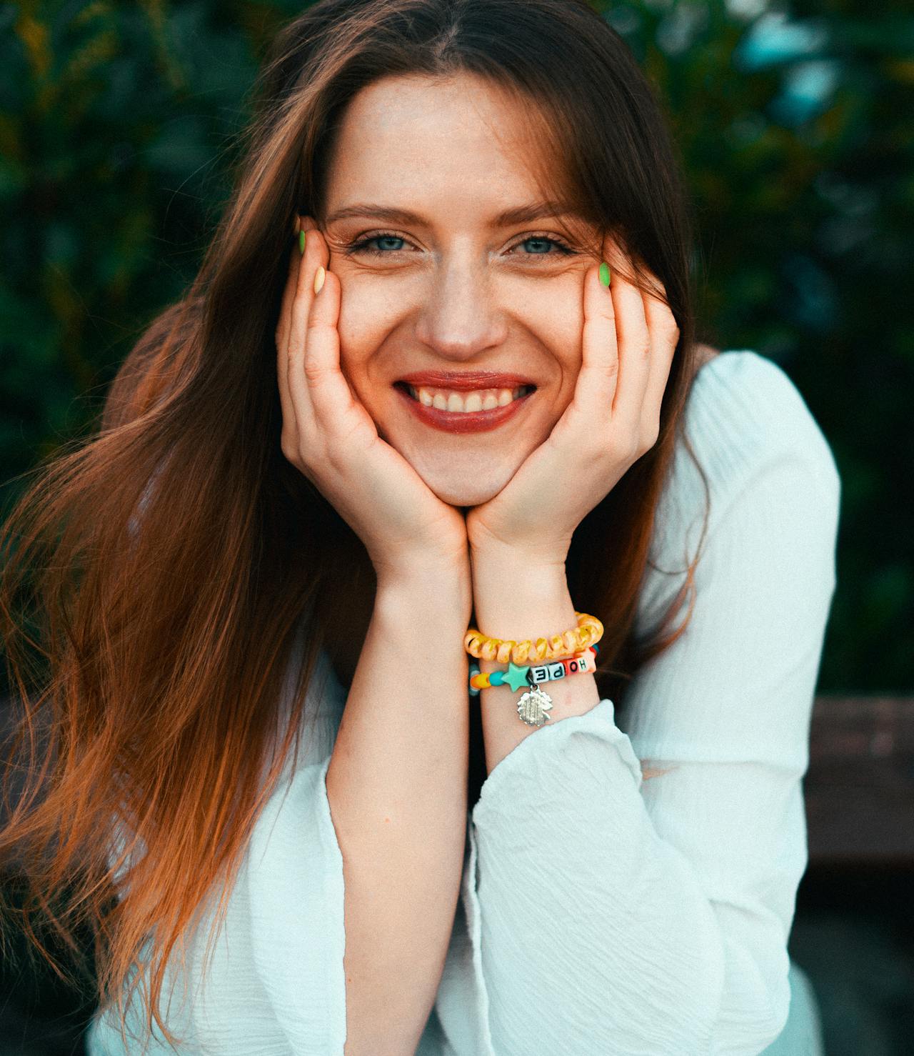 Eine bewundernd lächelnde Frau | Quelle: Pexels