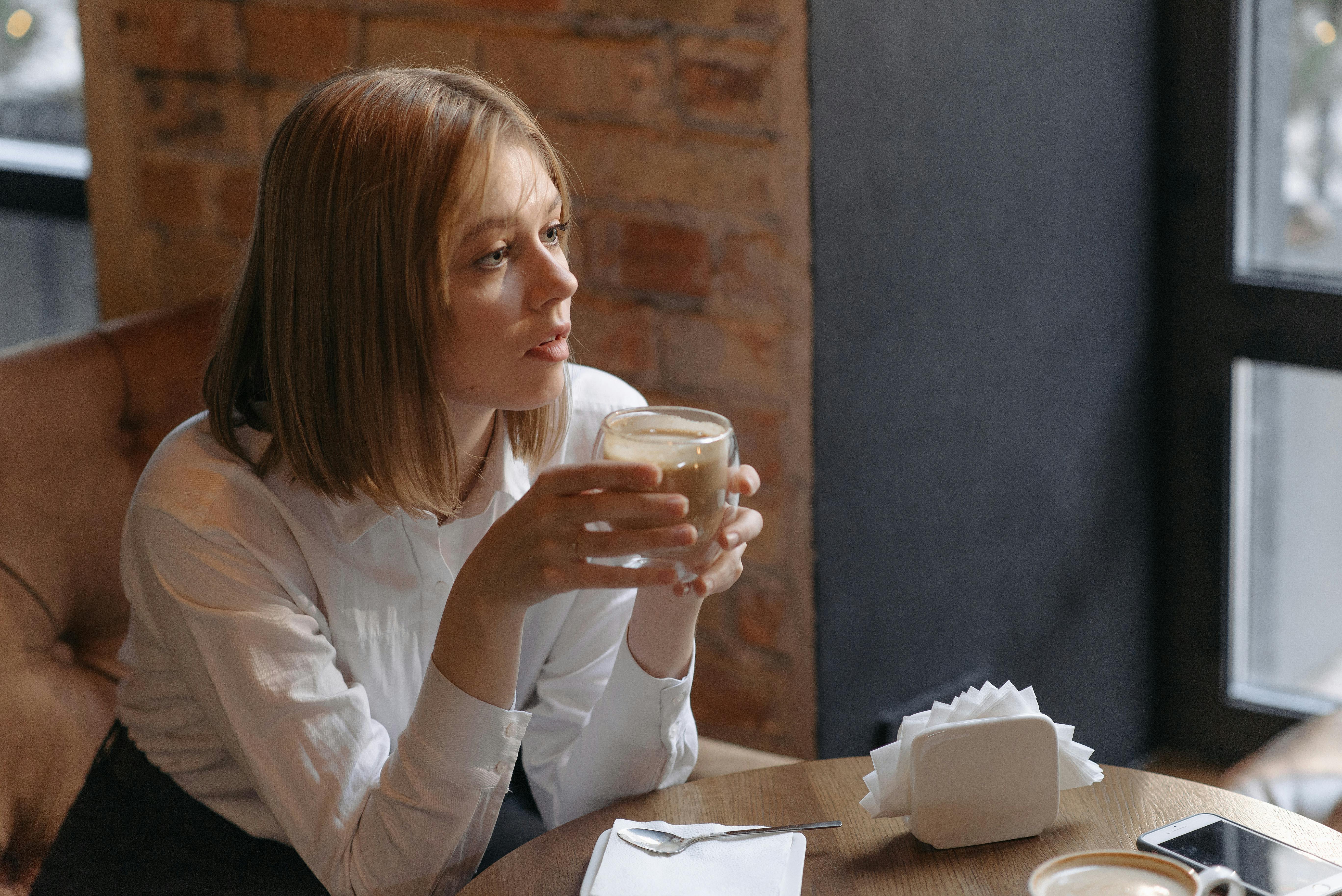 Frau beim Kaffee trinken | Quelle: Pexels