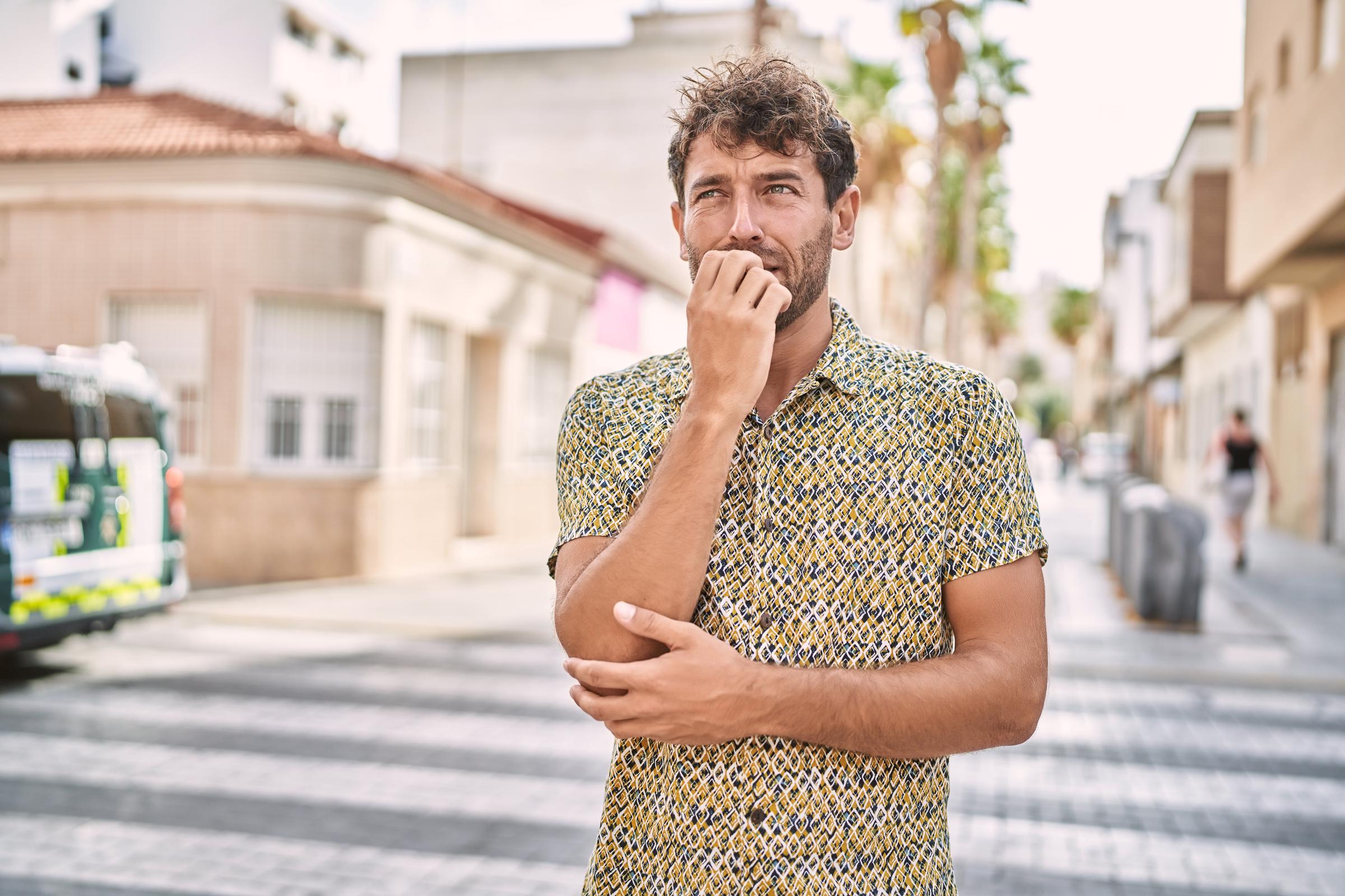 Ein nervöser Mann | Quelle: Freepik