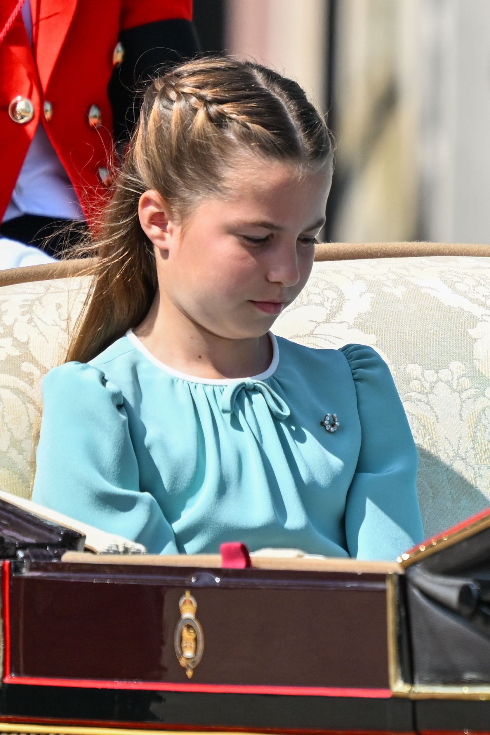 Prinzessin Charlotte von Wales wird in ihrem weiß-aquamarinfarbenen Kleid auf dem Weg zum Buckingham Palace während des Trooping The Colour 2025 in London, England am 14. Juni 2025 fotografiert. Sie hat ein wunderschönes Lächeln und begeistert das Internet mit ihrem langen, dicken braunen Haar, das sie locker mit einem ordentlichen Mittelscheitel trägt.