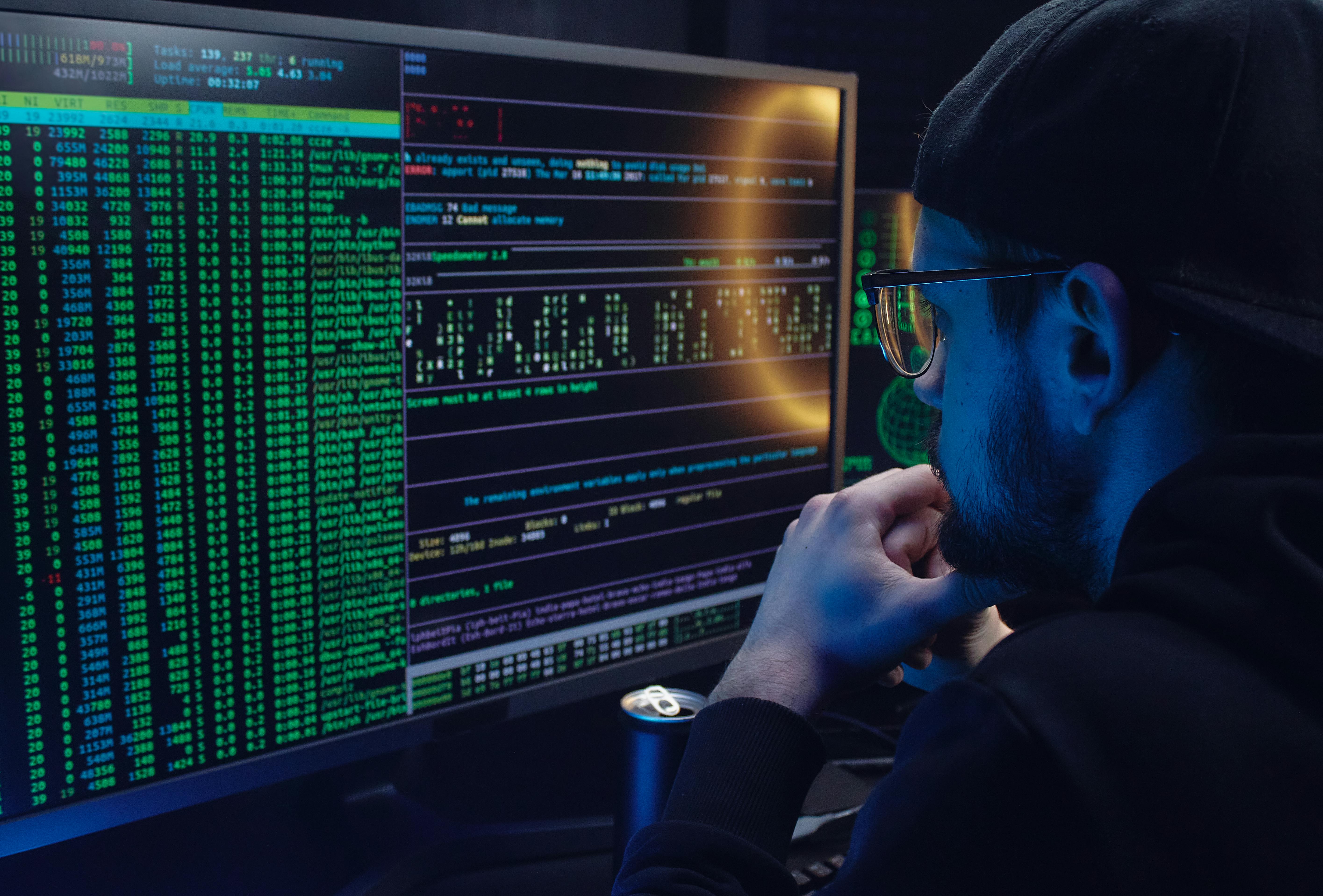 Ein Mann beim Hacken von Informationen | Quelle: Pexels