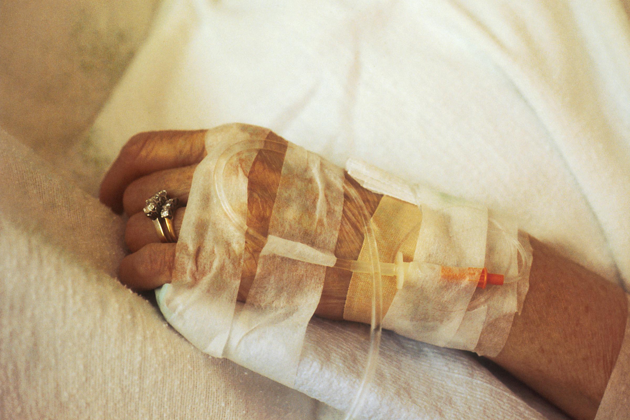 Eine Frau mit einer Infusion in ihrem Arm | Quelle: Unsplash