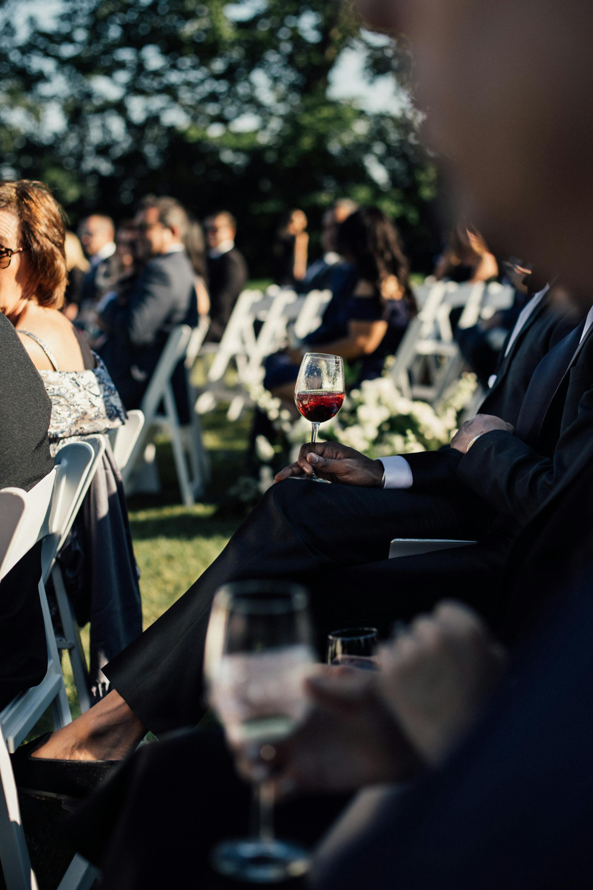 Menschen, die bei einer Hochzeitsfeier sitzen | Quelle: Pexels