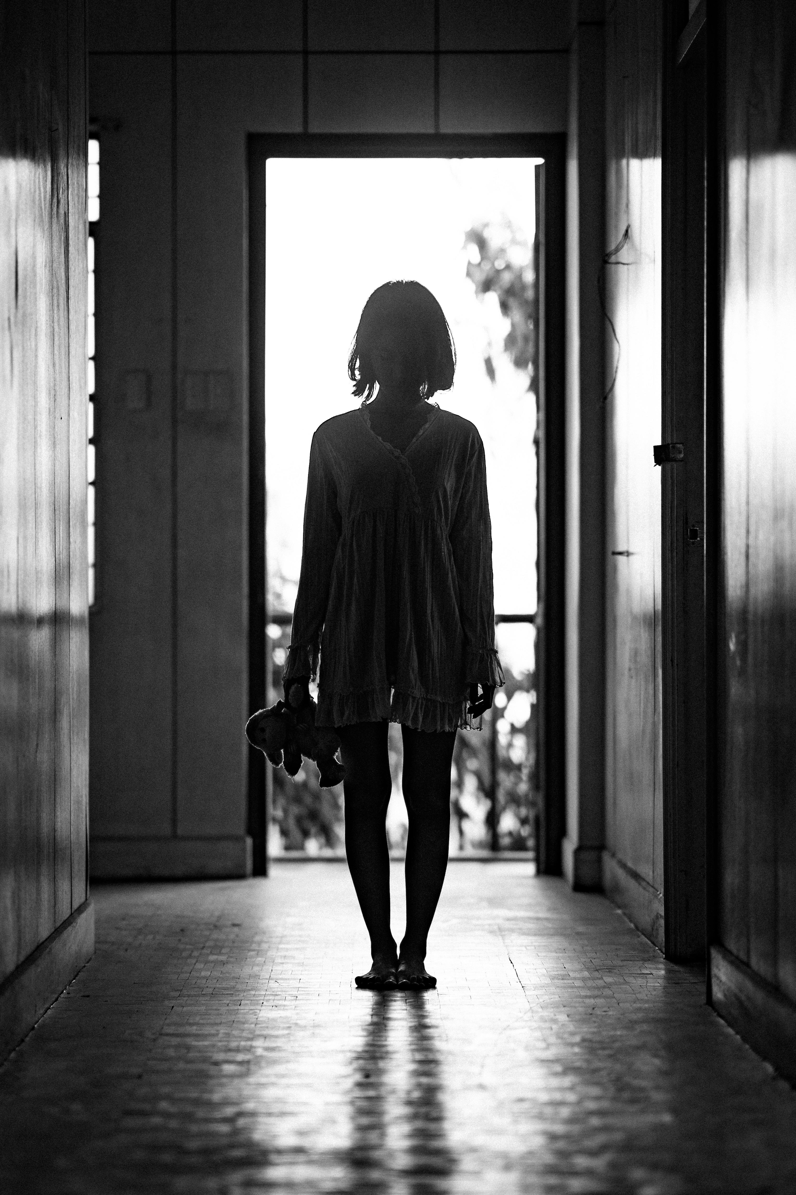 Eine Frau, die in einem Flur steht | Quelle: Pexels