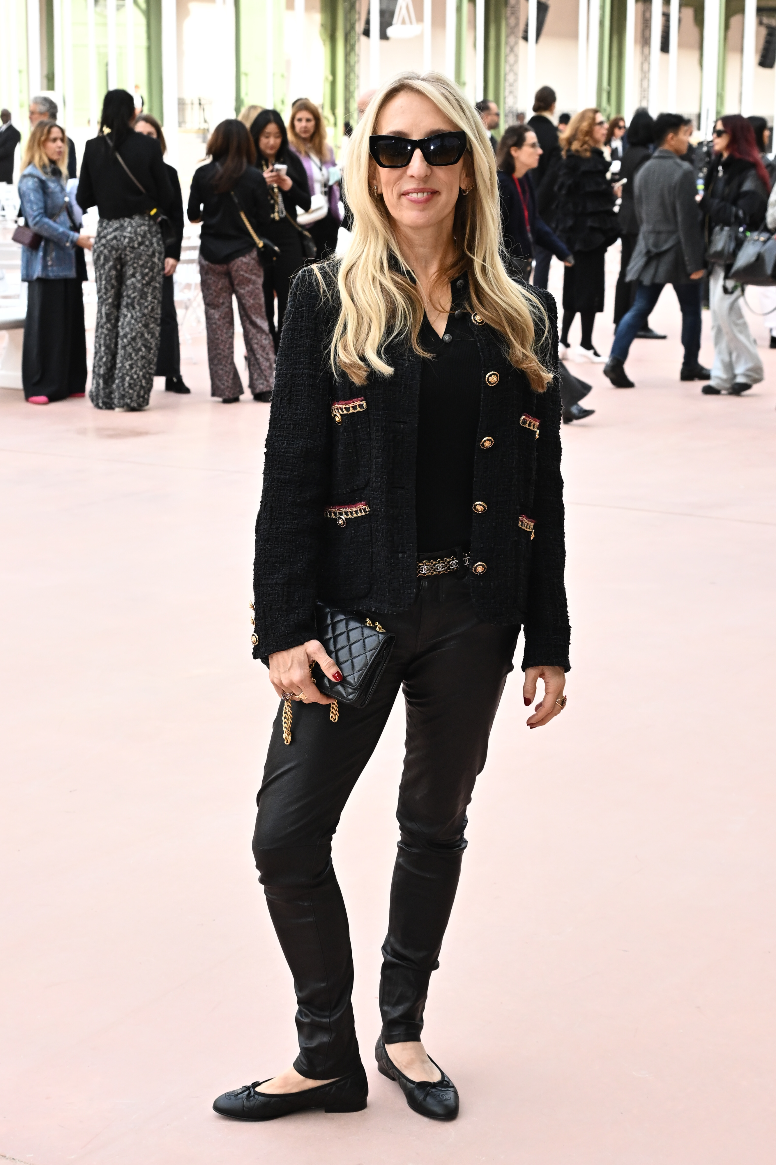 Sam Taylor-Johnson besucht die Chanel Paris Womenswear Spring-Summer 2025 Show im Rahmen der Paris Fashion Week am 1. Oktober 2024 | Quelle: Getty Images
