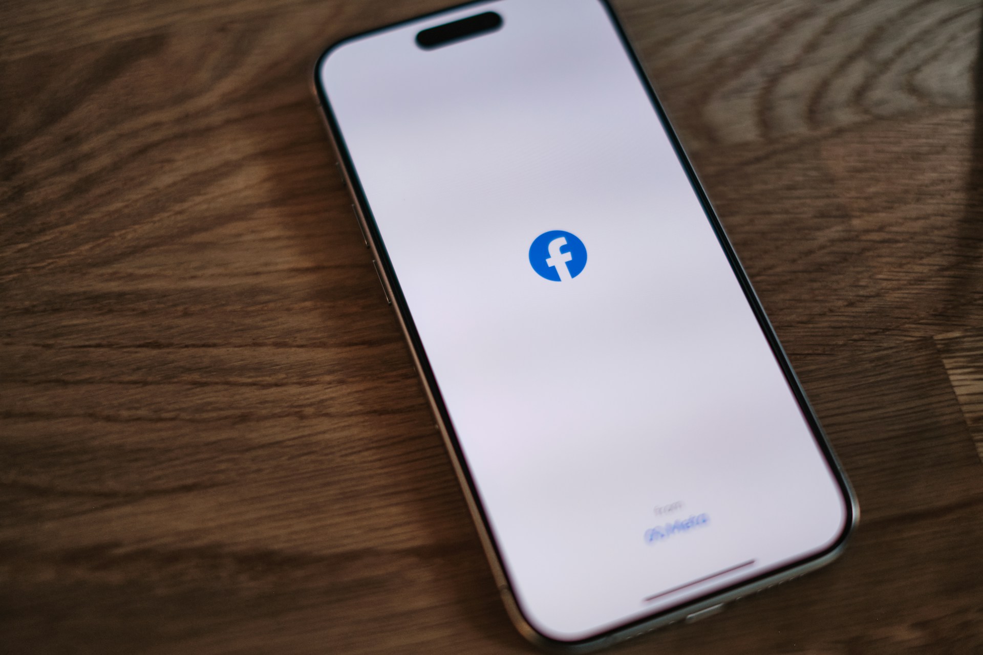 Ein Telefon mit geöffneter Facebook-App | Quelle: Unsplash