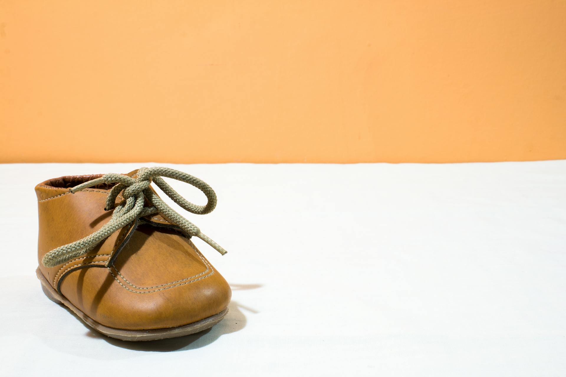 Ein brauner Babyschuh | Quelle: Pexels