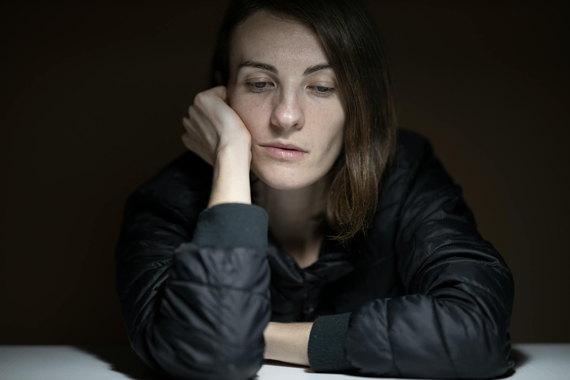 Eine traurige Frau, die ihr Gesicht hält | Quelle: Pexels