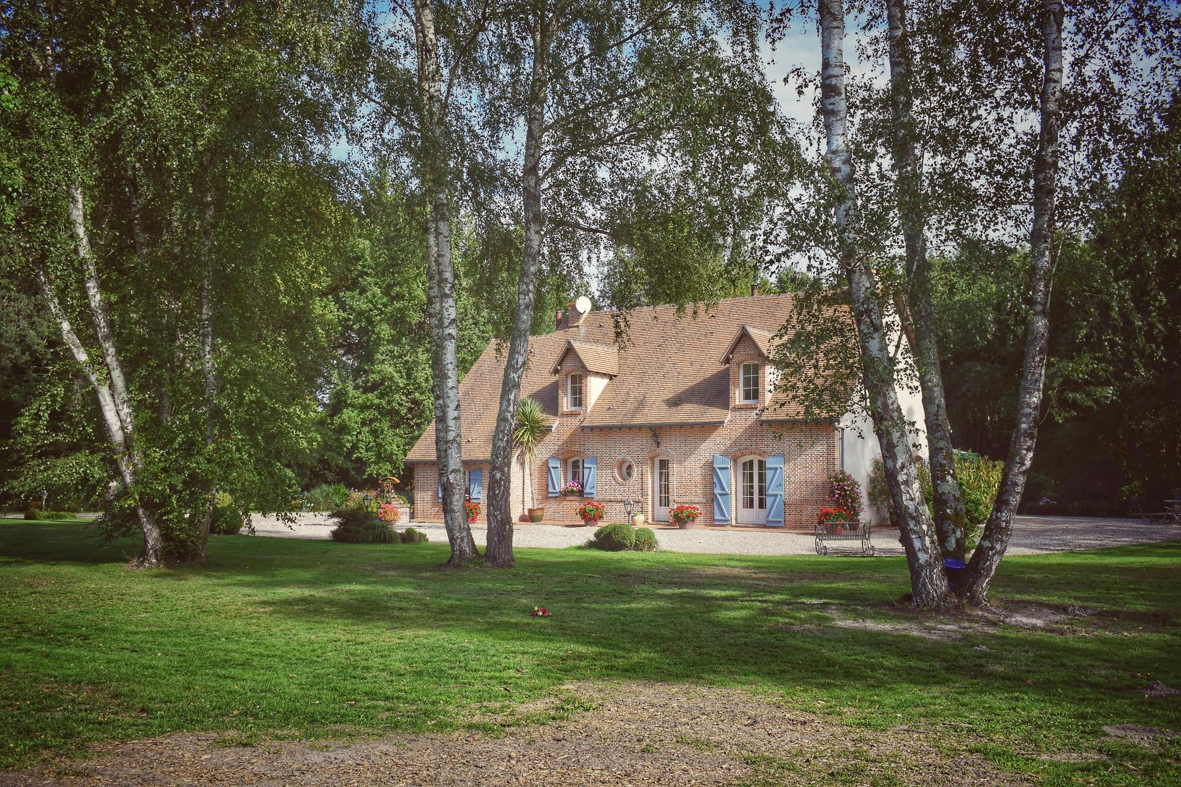 Charmantes Landhaus in üppigem Grün | Quelle: Pexels