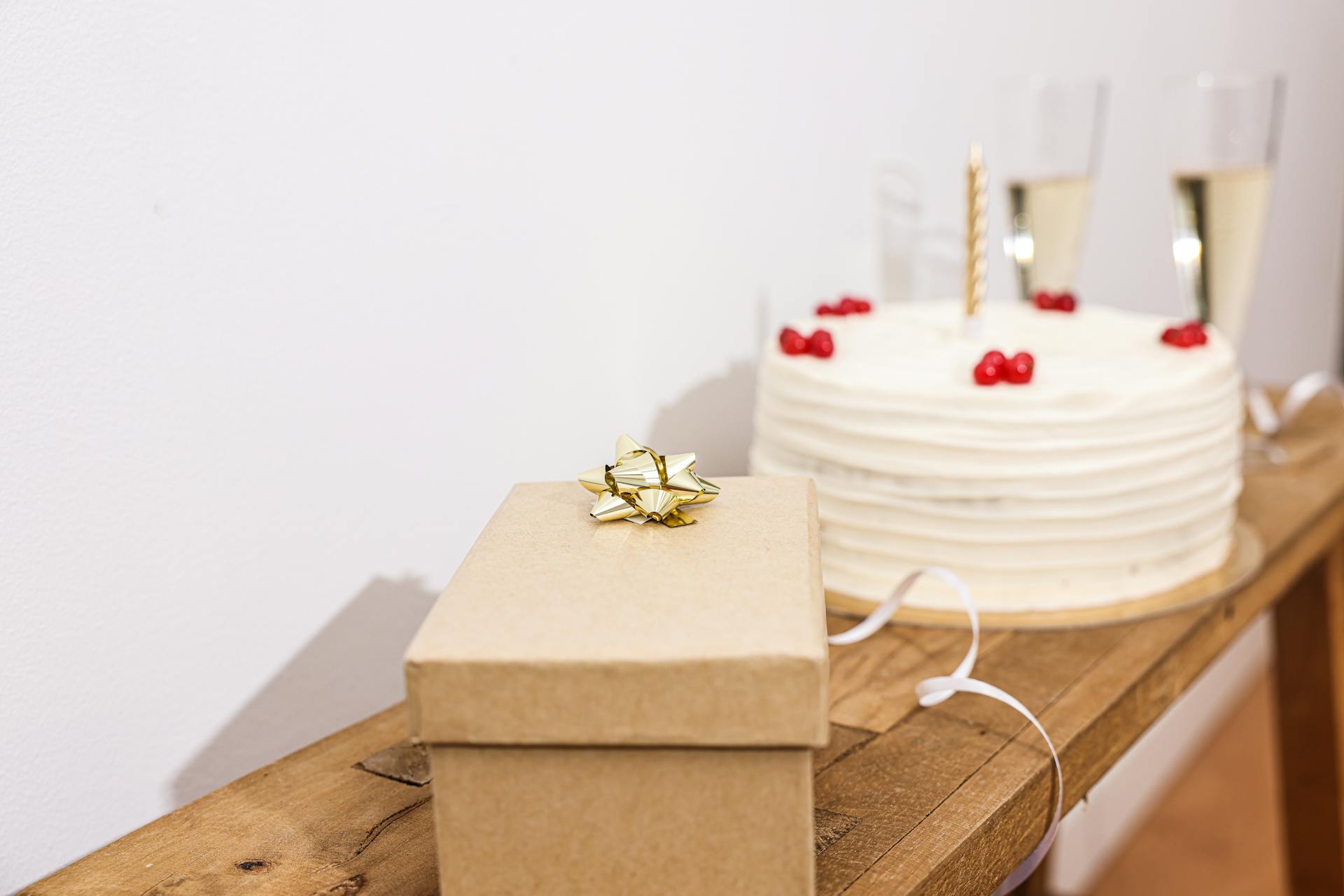 Ein Geschenk neben einer Torte | Quelle: Pexels