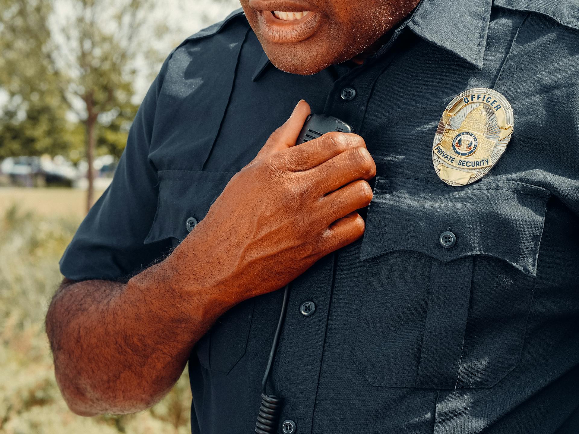 Eine Nahaufnahme eines Mannes in Uniform | Quelle: Pexels