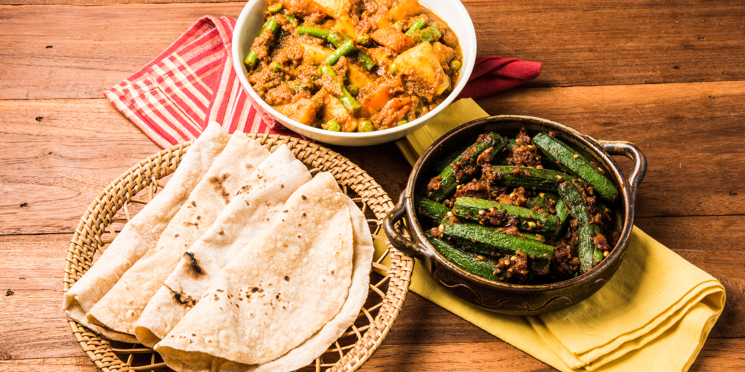 Eine indische Mahlzeit auf einem Tisch | Quelle: Shutterstock