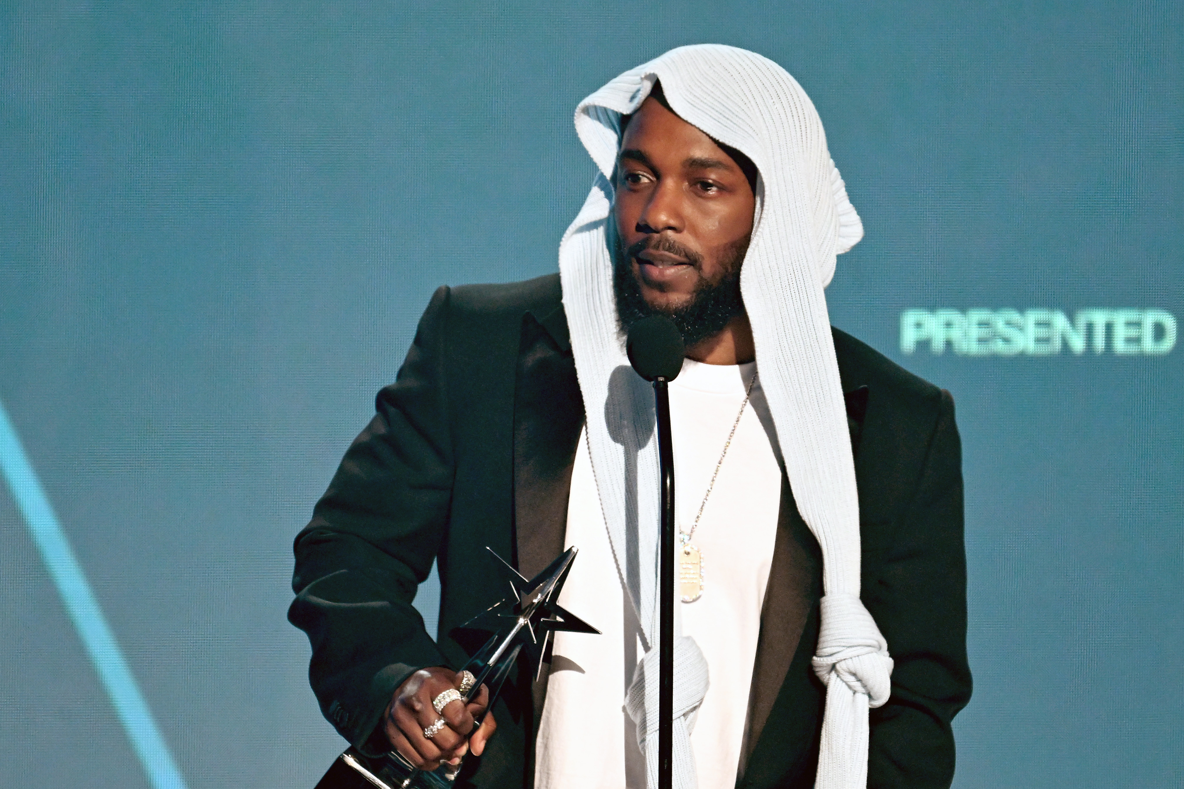 Kendrick Lamar wendet sich mit einer herzlichen Botschaft an die Menge, als er bei den BET Awards 2025 im Peacock Theater einen Preis entgegennimmt. Seine unkonventionelle Kopfbedeckung sorgte auch während seiner Zeit am Mikrofon für Aufmerksamkeit.