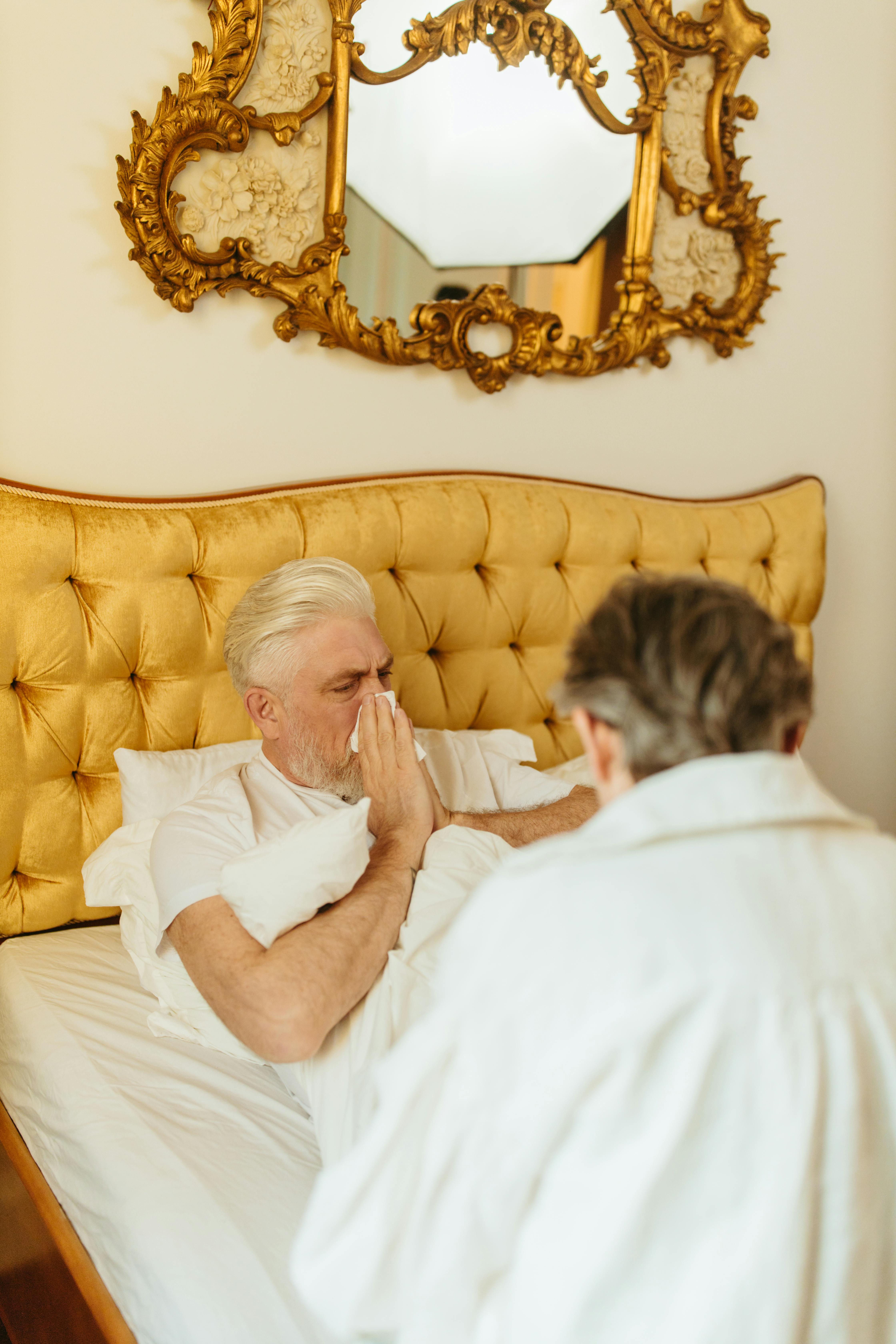 Ein kranker Mann im Bett | Quelle: Pexels