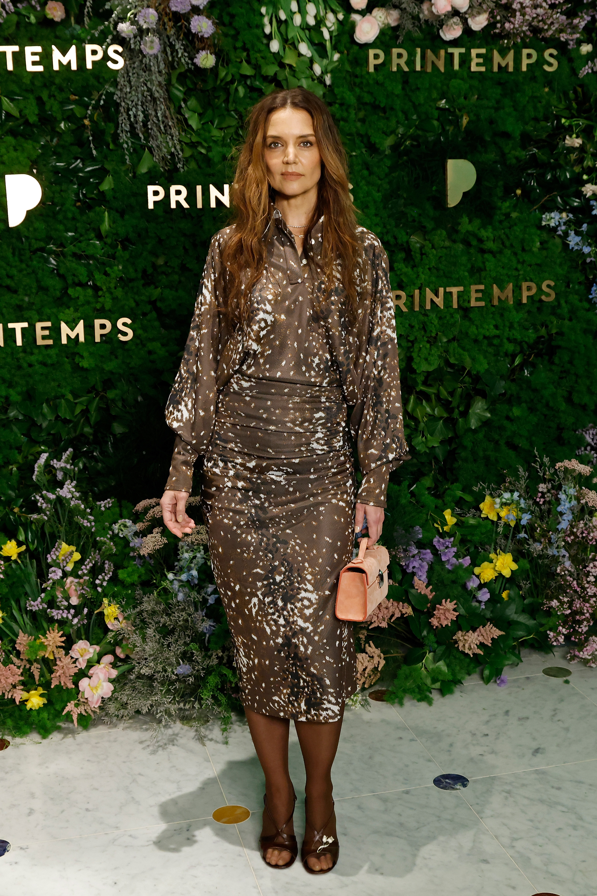 Katie Holmes posiert für Fotos auf der großen Eröffnungsparty. | Quelle: Getty Images