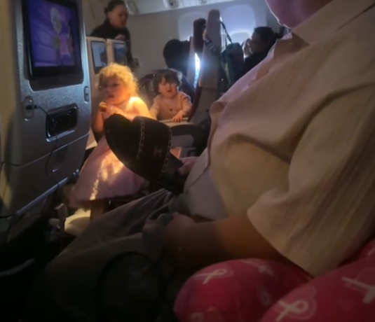 Das Bild zeigt das kleine Mädchen mit dem Gabel | Quelle: tiktok.com/@donnitta_renee/video/7493295998652026158?_r=1&_t=ZS-952R7Kpb2kW