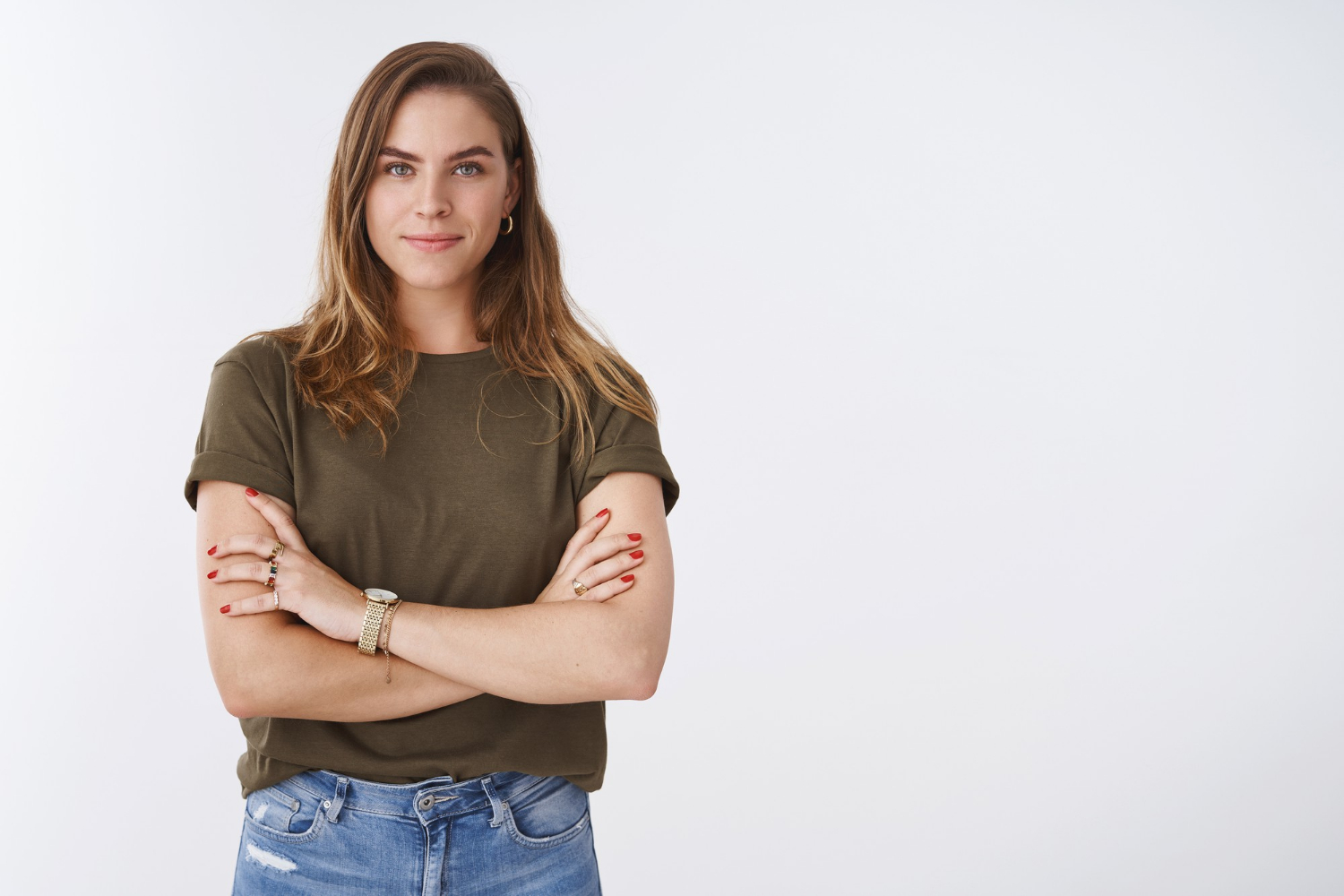Eine selbstbewusste Frau mit verschränkten Armen | Quelle: Freepik