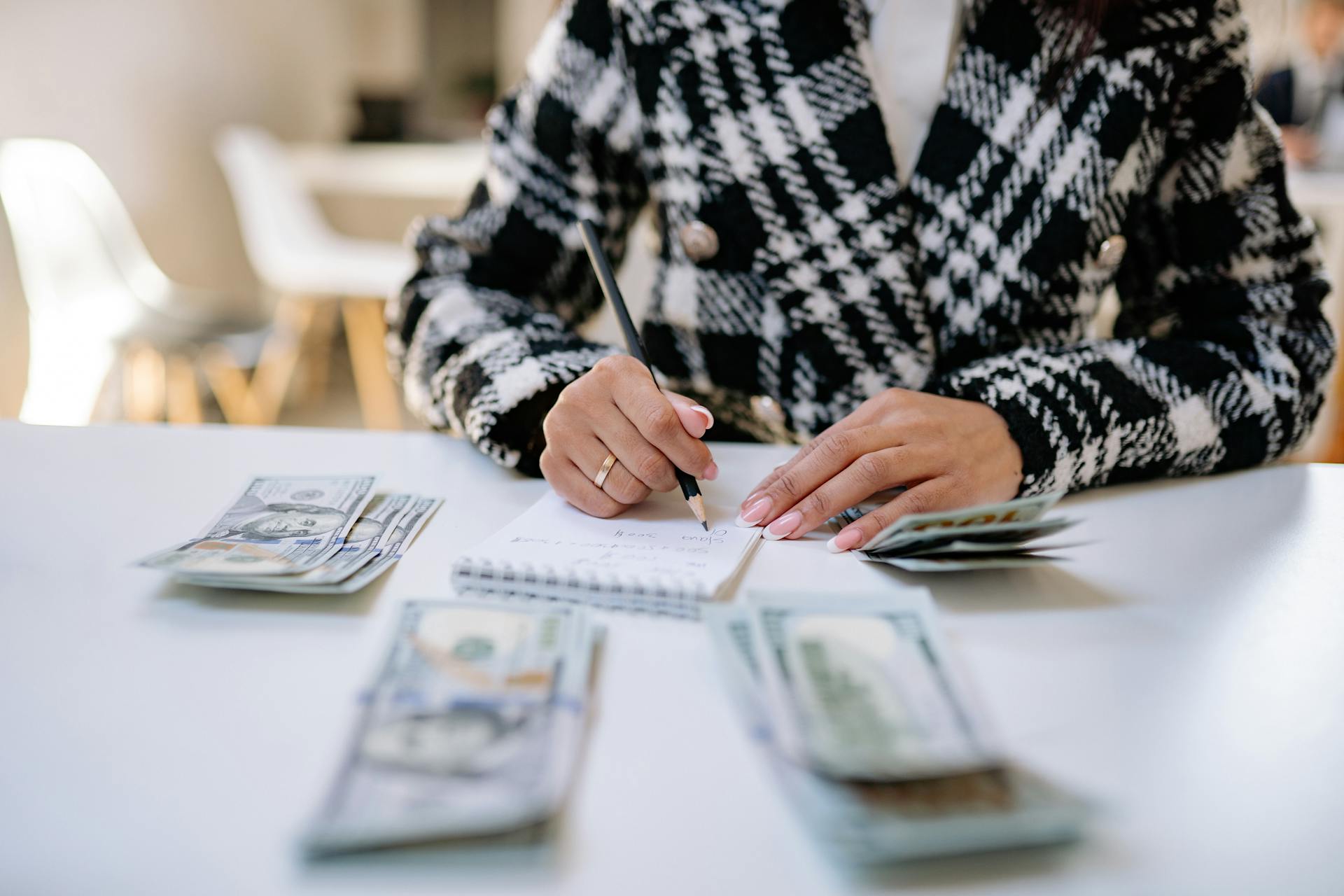 Eine Frau macht sich Notizen über ihre Finanzen | Quelle: Pexels