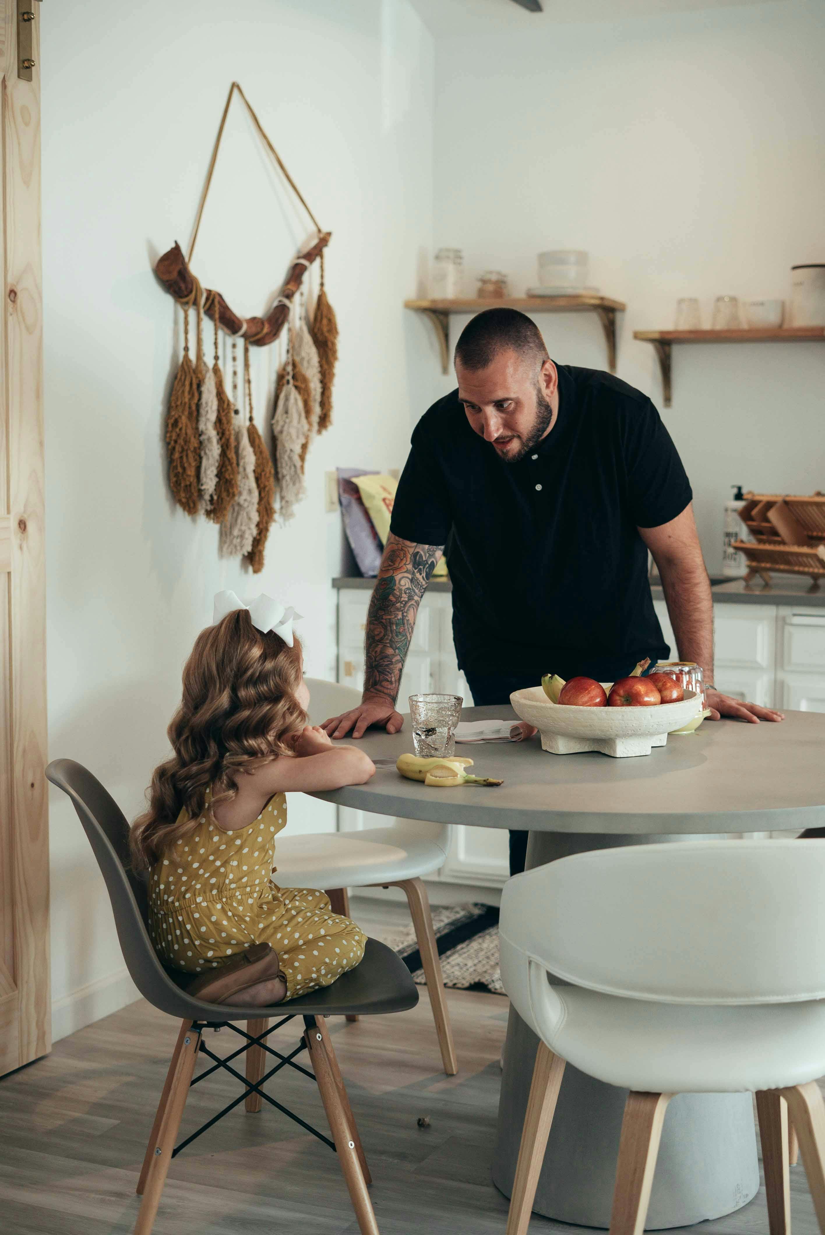 Vater im Gespräch mit seiner Tochter | Quelle: Pexels