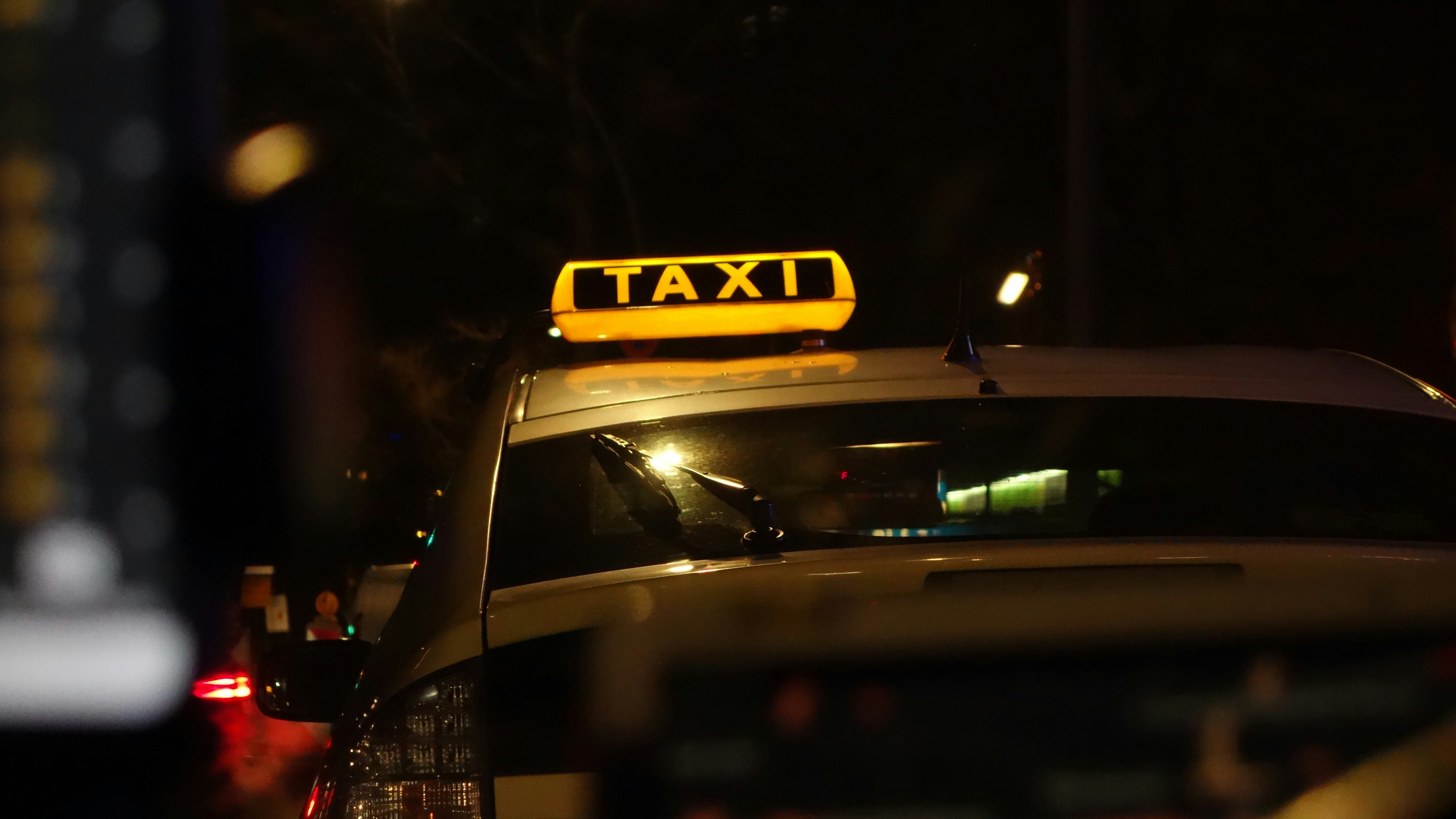 Ein Taxi auf der Straße bei Nacht | Quelle: Unsplash
