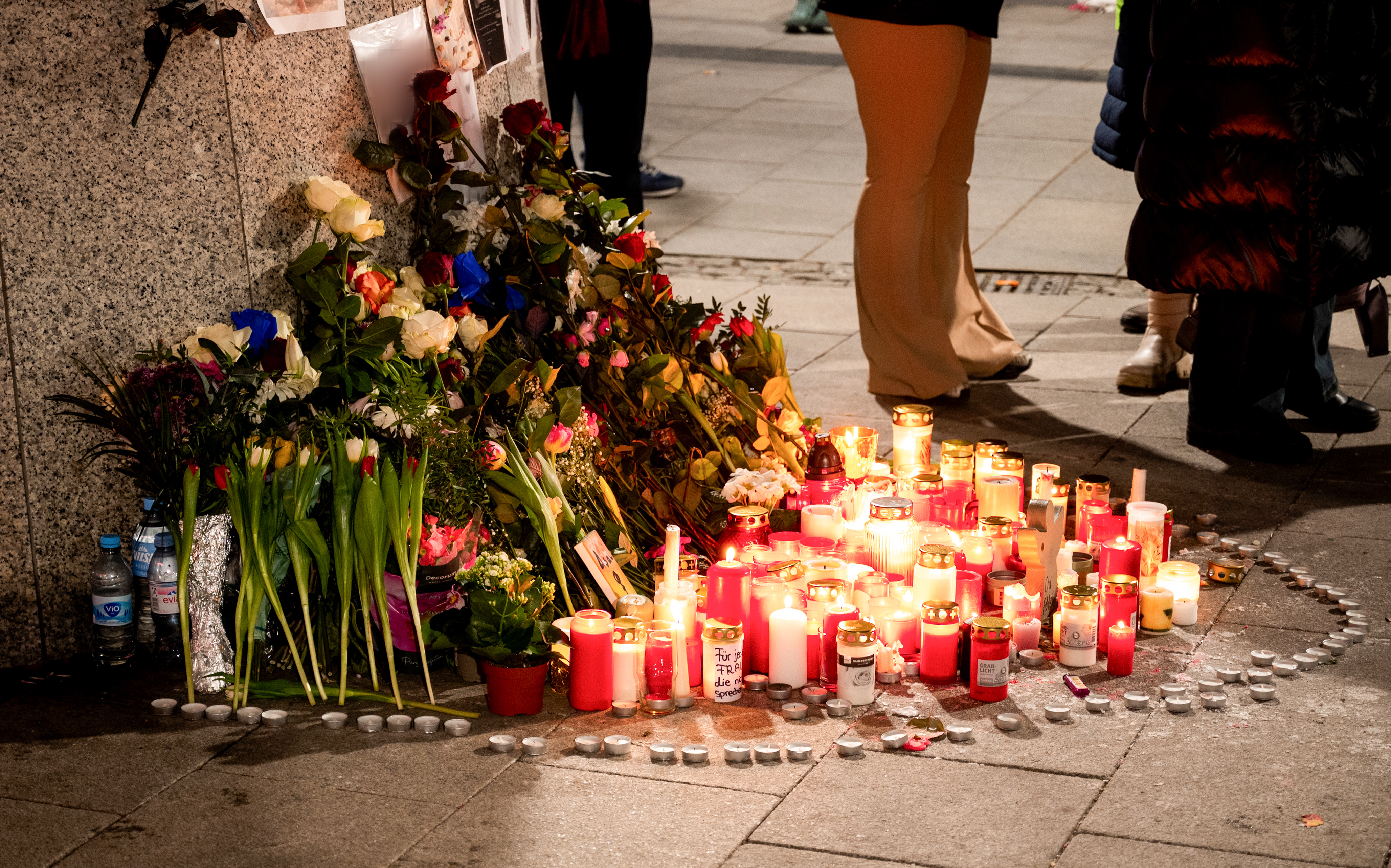 Die Menschen drücken am Hamburger Bahnhof Wandsbek Markt ihre Trauer über den Verlust von Asal aus. | Quelle: Getty Images