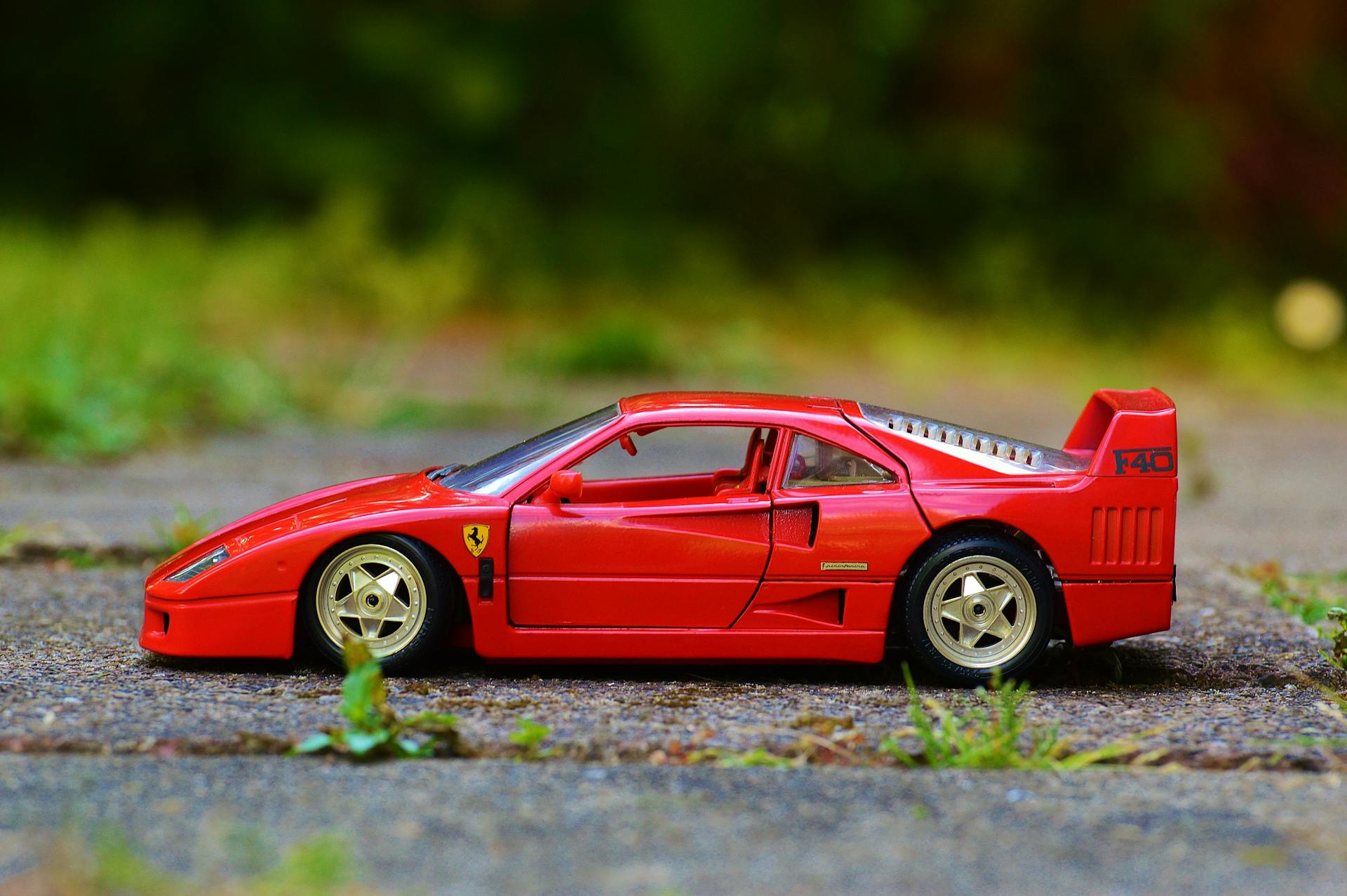 Ein rotes Spielzeugauto | Quelle: Pexels