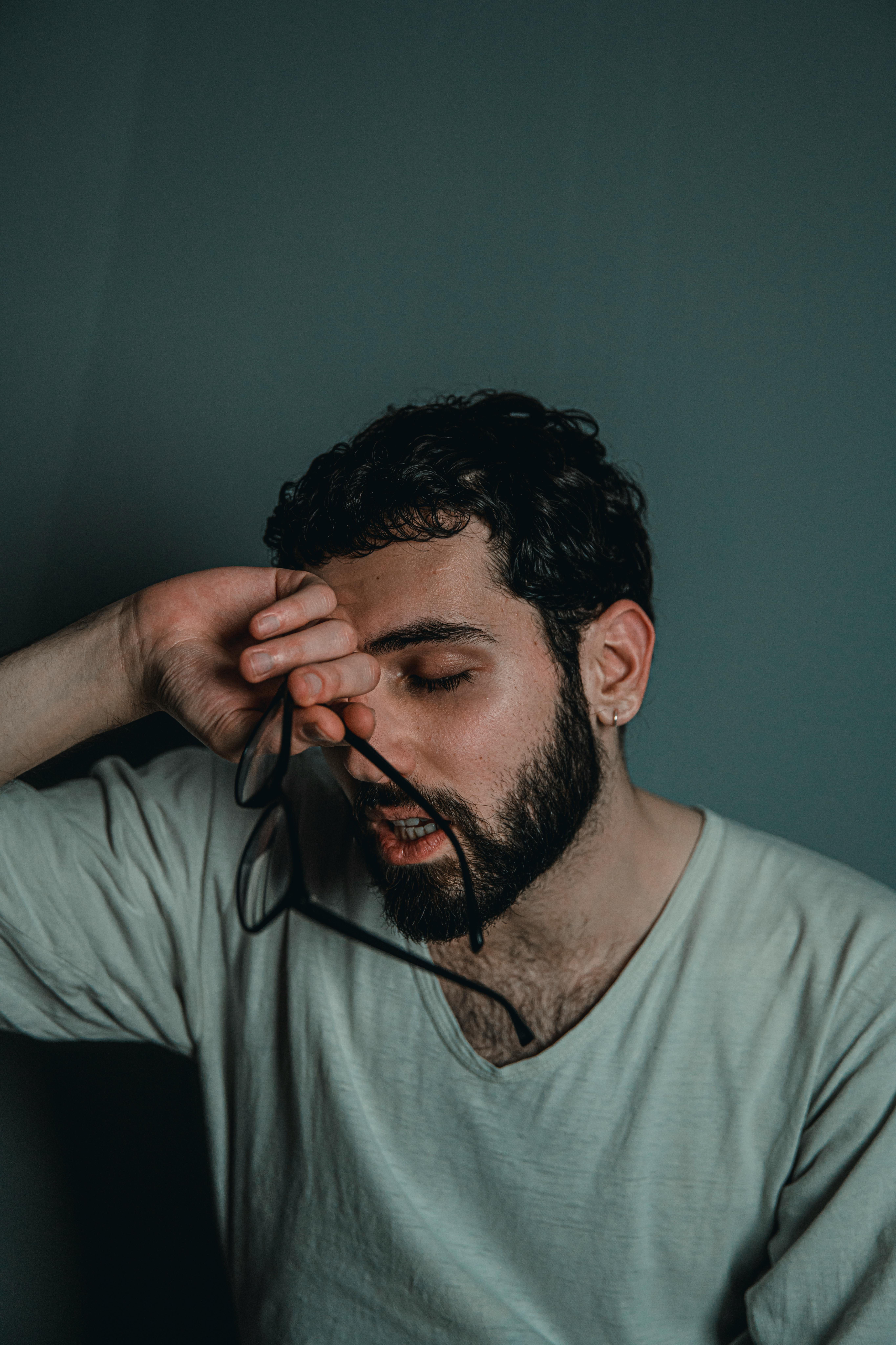 Ein ausgelaugter Mann | Quelle: Pexels