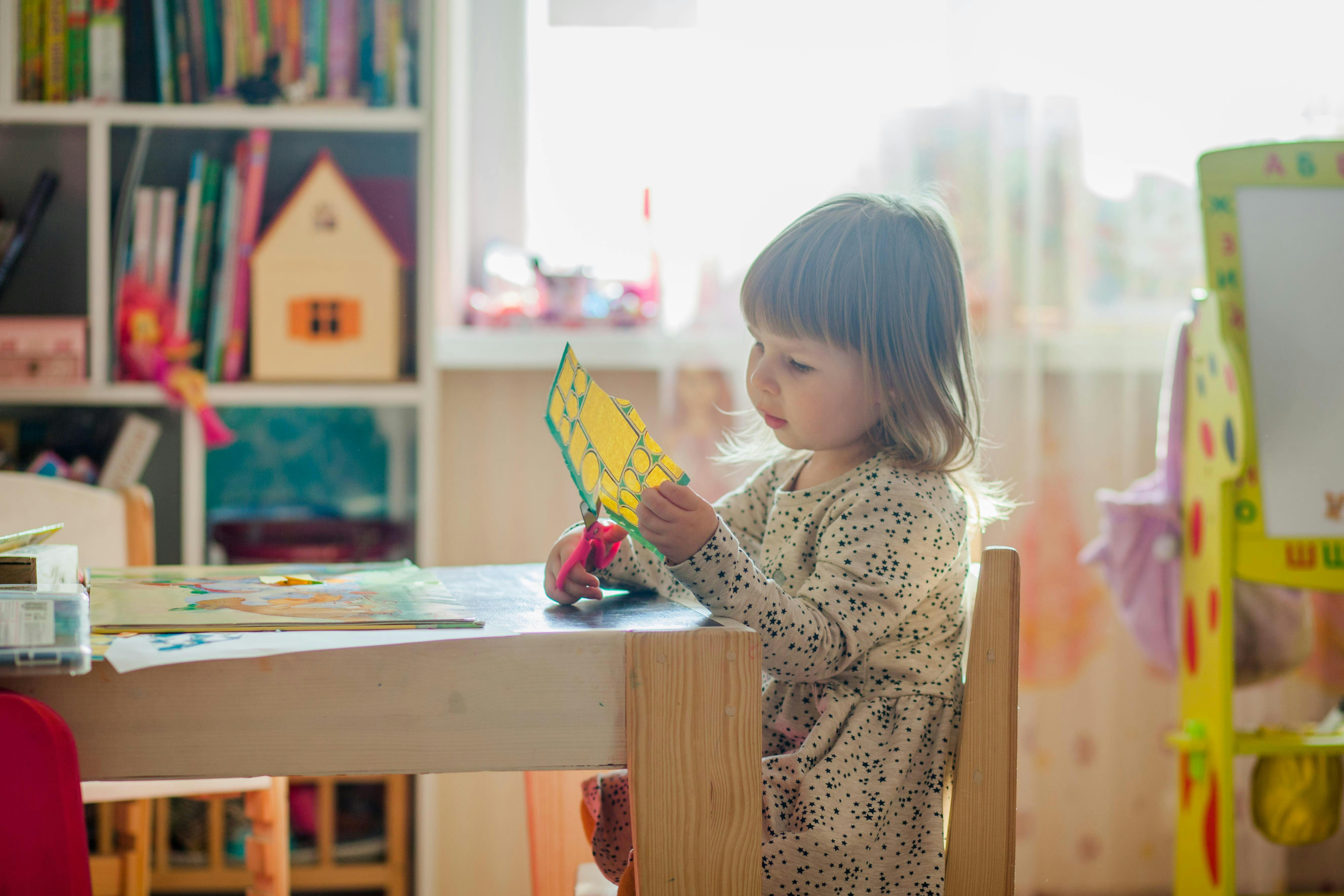 Ein Kind sitzt in einer Vorschule | Quelle: Pexels