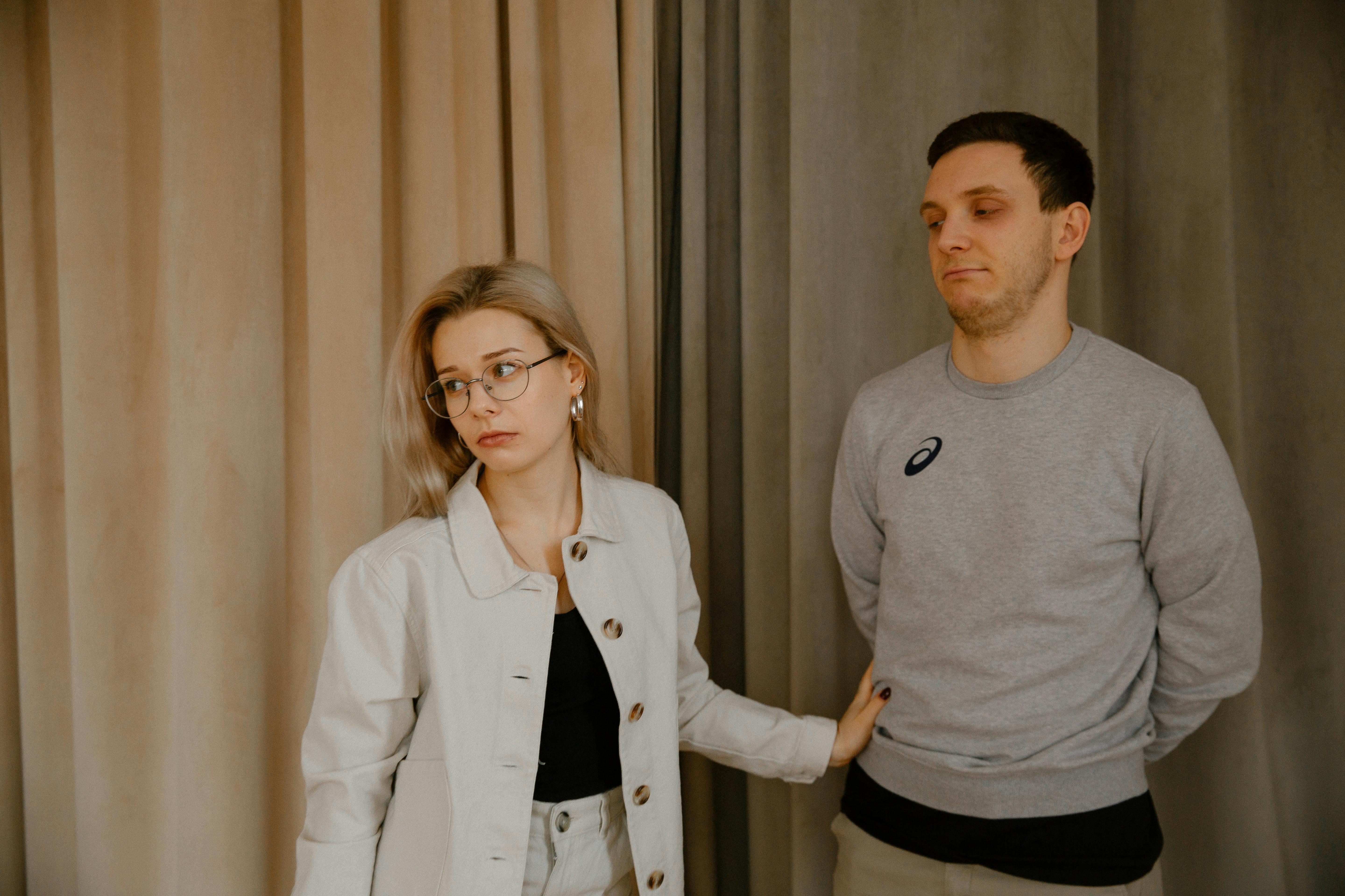 Enttäuschte Frau, die nach einem Streit mit ihrem Mann wegschaut | Quelle: Pexels