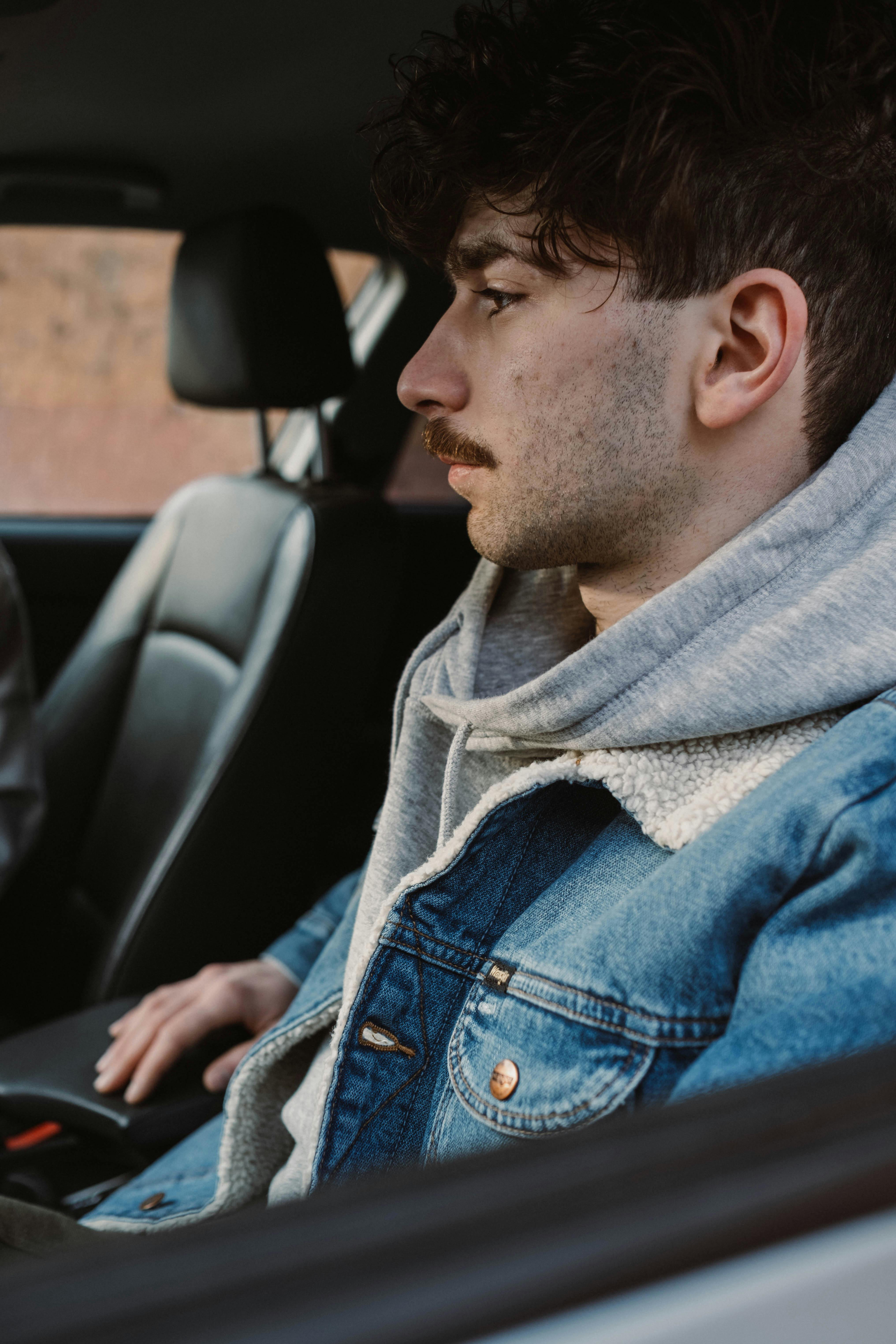 Ein Mann sitzt in einem Auto | Quelle: Pexels
