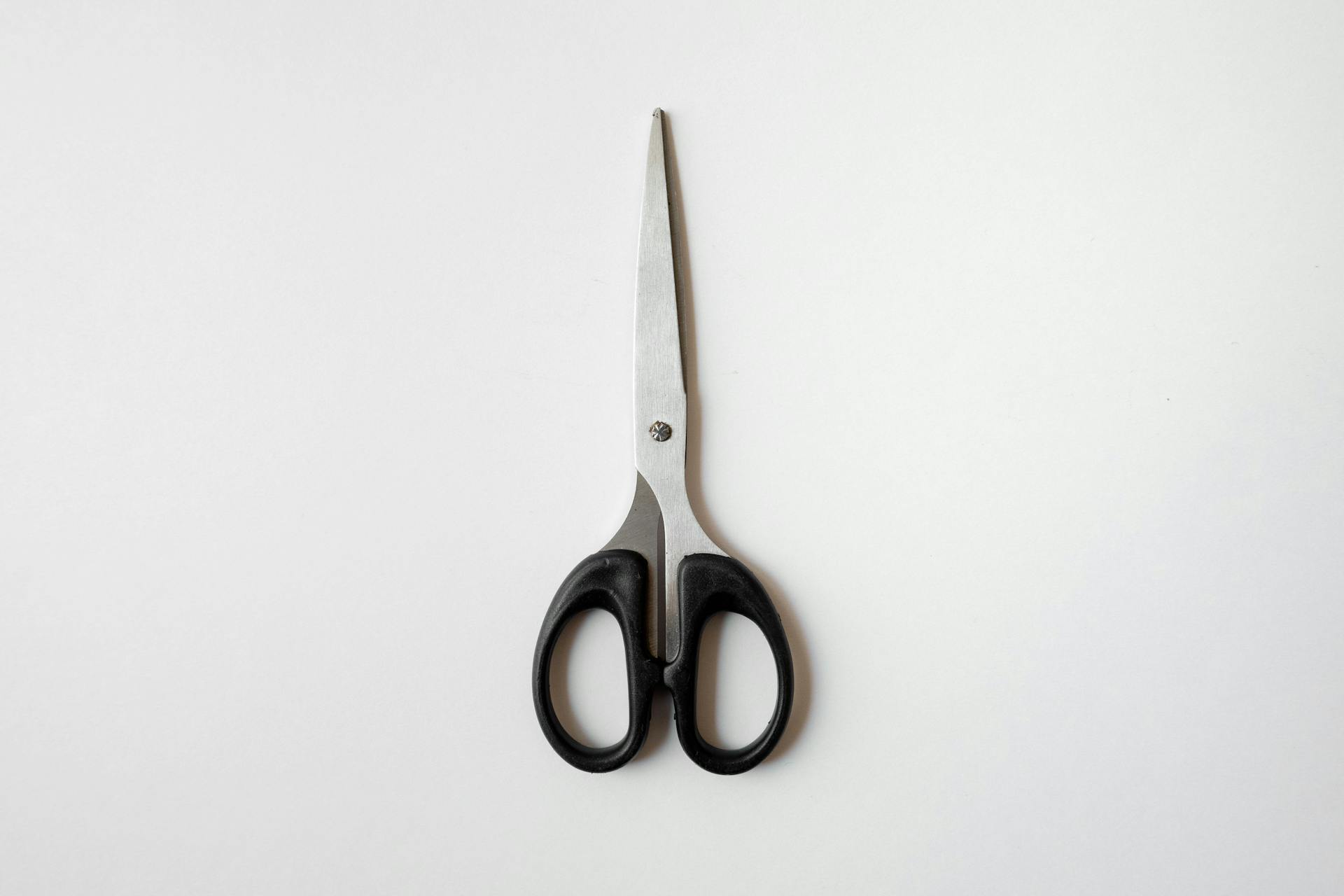 Schere auf einem Tisch | Quelle: Pexels