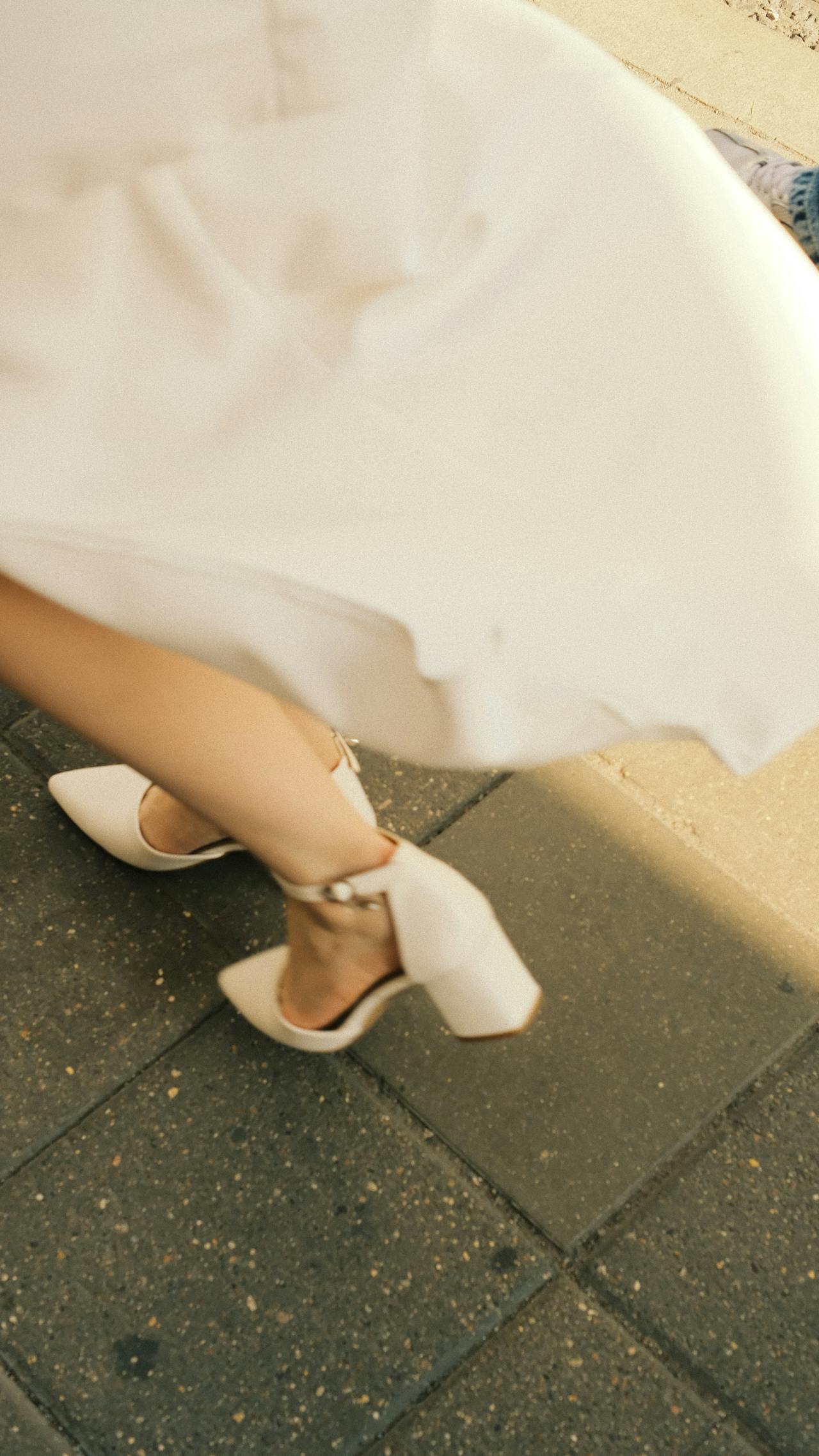 Eine Frau, die auf einem Bürgersteig geht | Quelle: Pexels