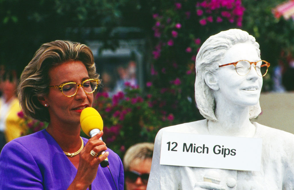ZDF Fernsehgarten, Sonntagsunterhaltung aus dem Garten des ZDF in Mainz, Sendung vom 16. August 1992, Moderatorin Ilona Christen mit ihrer Gipsstatue | Quelle: Getty Images