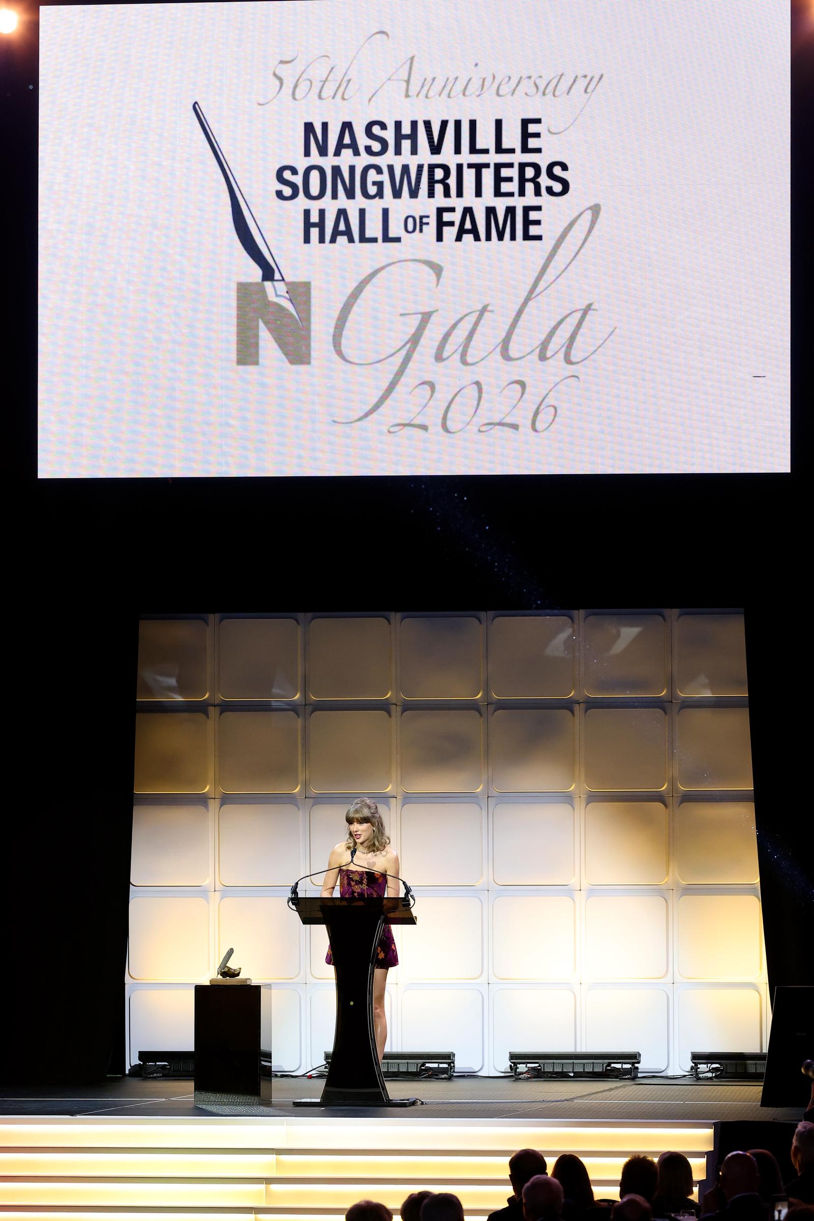 Taylor Swift hält am 26. Oktober 2026 im Music City Center in Nashville, Tennessee, eine Rede auf der Bühne während der 56. Gala der Nashville Songwriters Hall of Fame. | Quelle: Getty Images