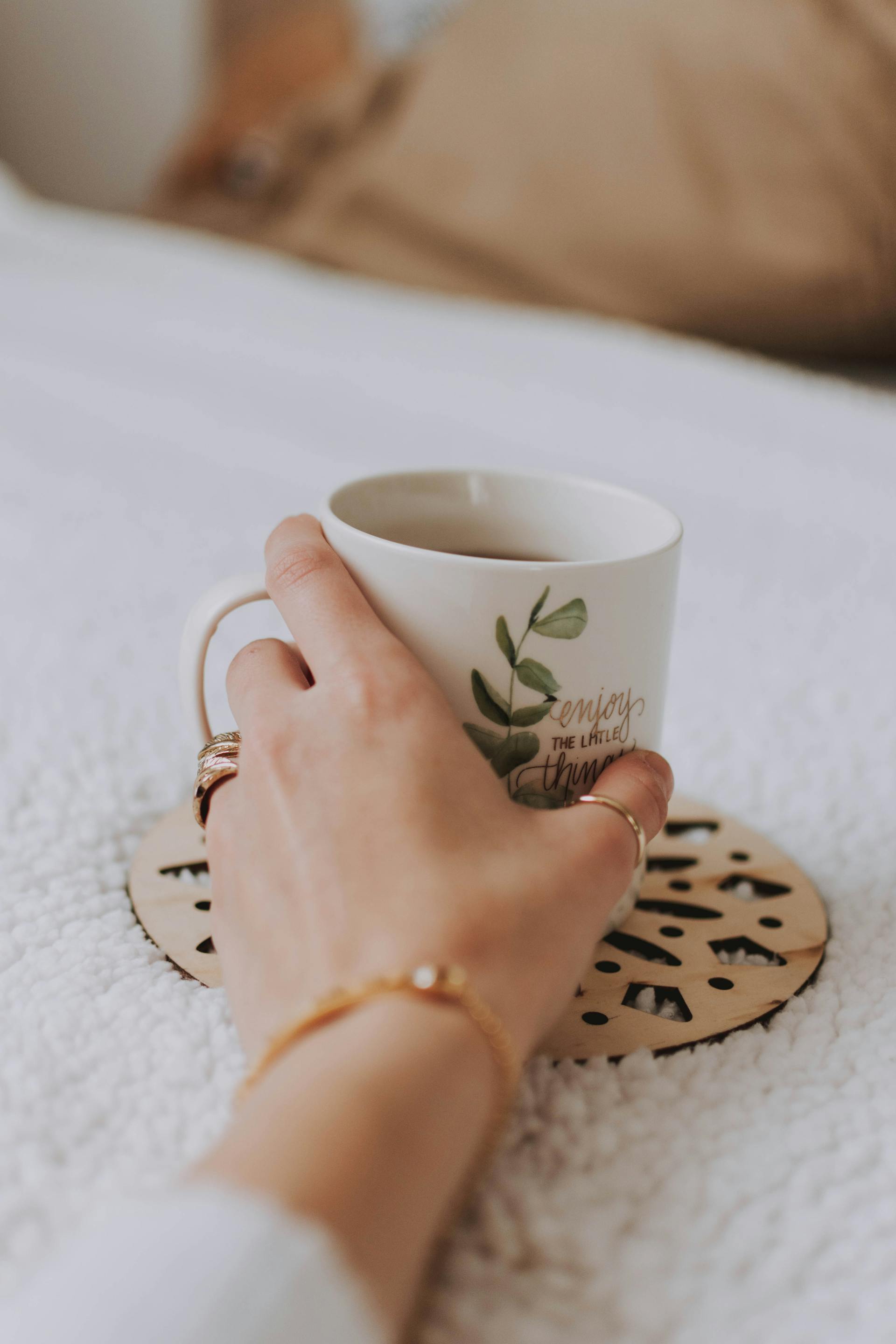Eine Frau hält einen Kaffeebecher | Quelle: Pexels