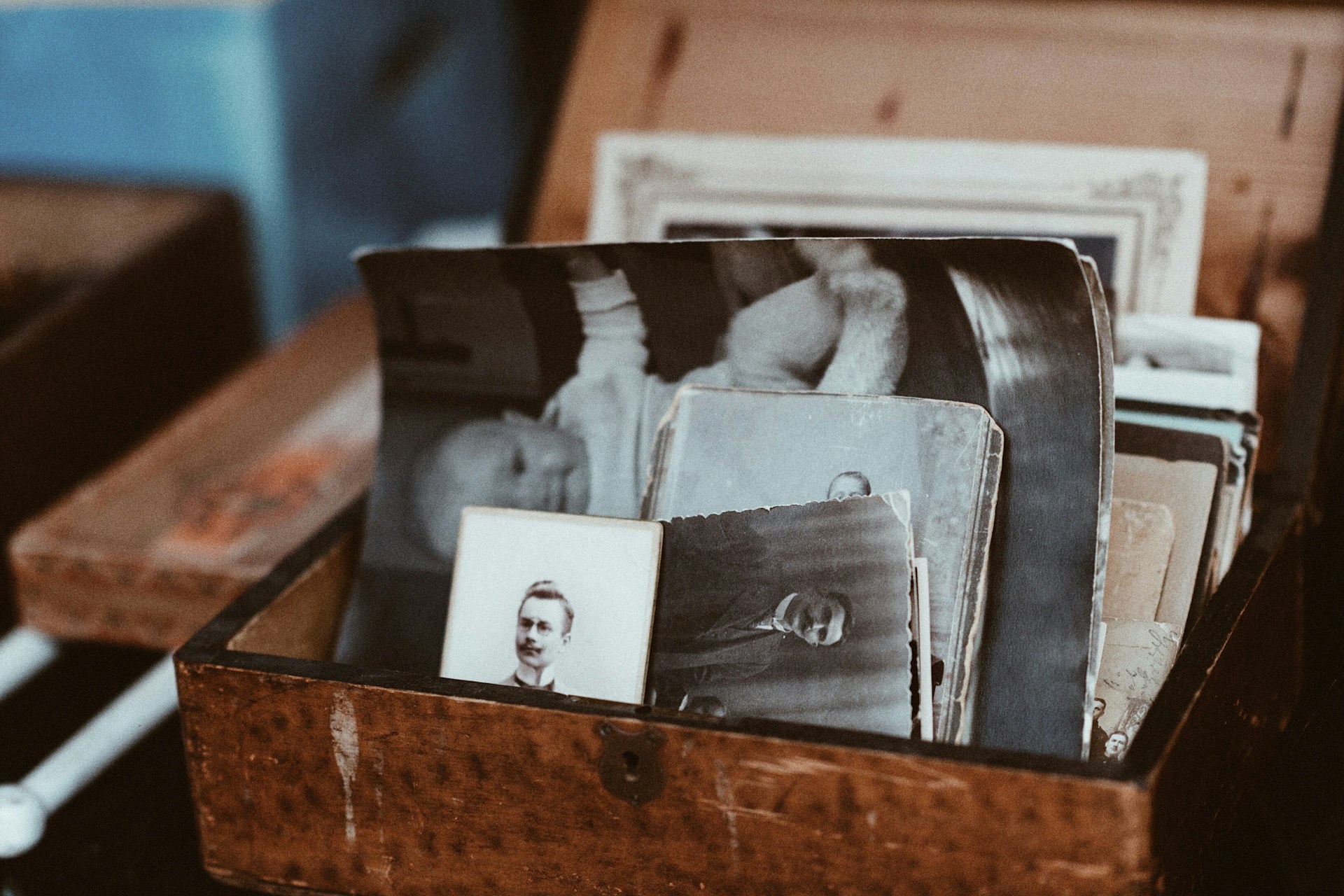 Vintage-Fotos in einer Holzkiste | Quelle: Unsplash